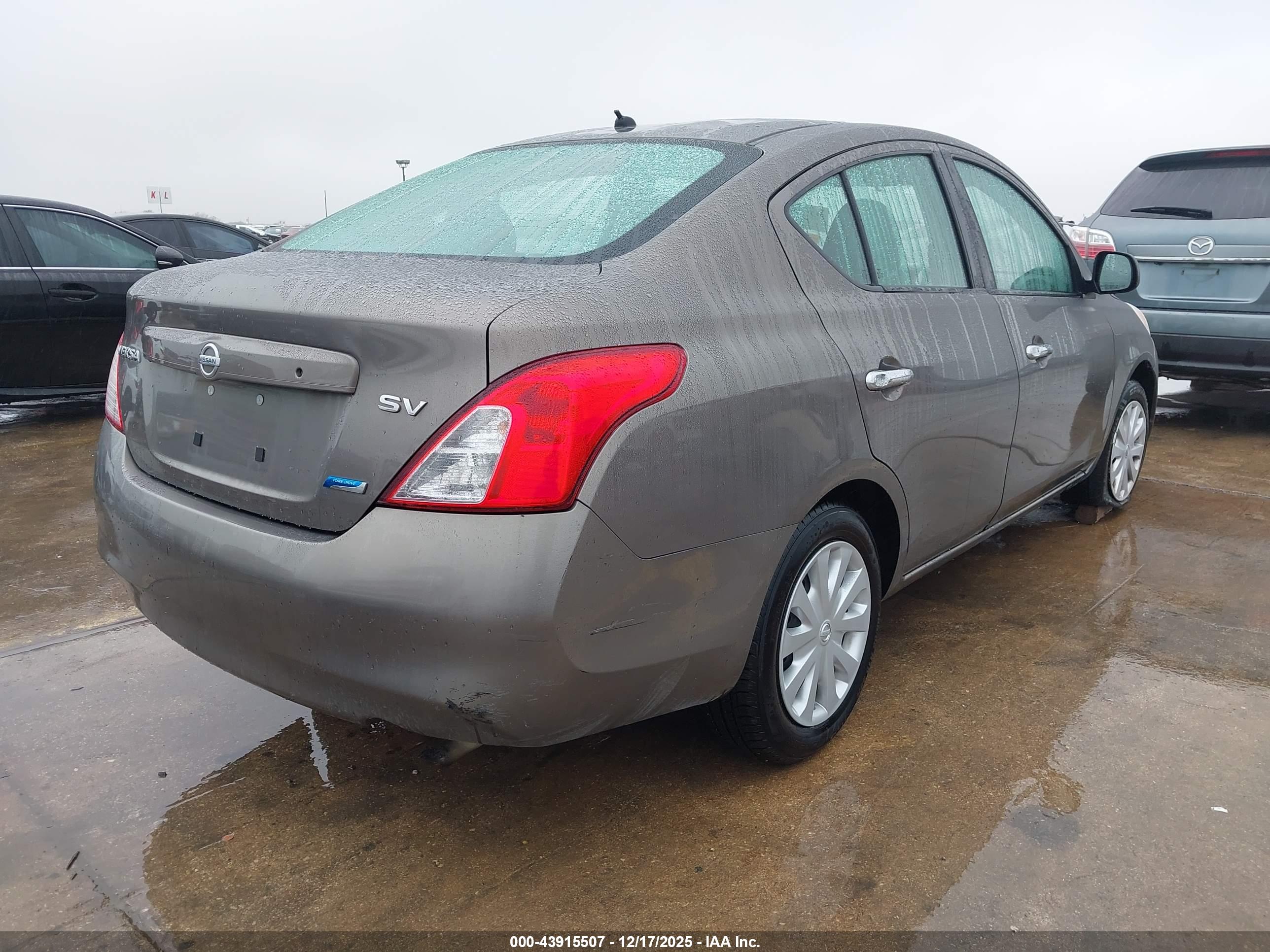 NISSAN VERSA image 4