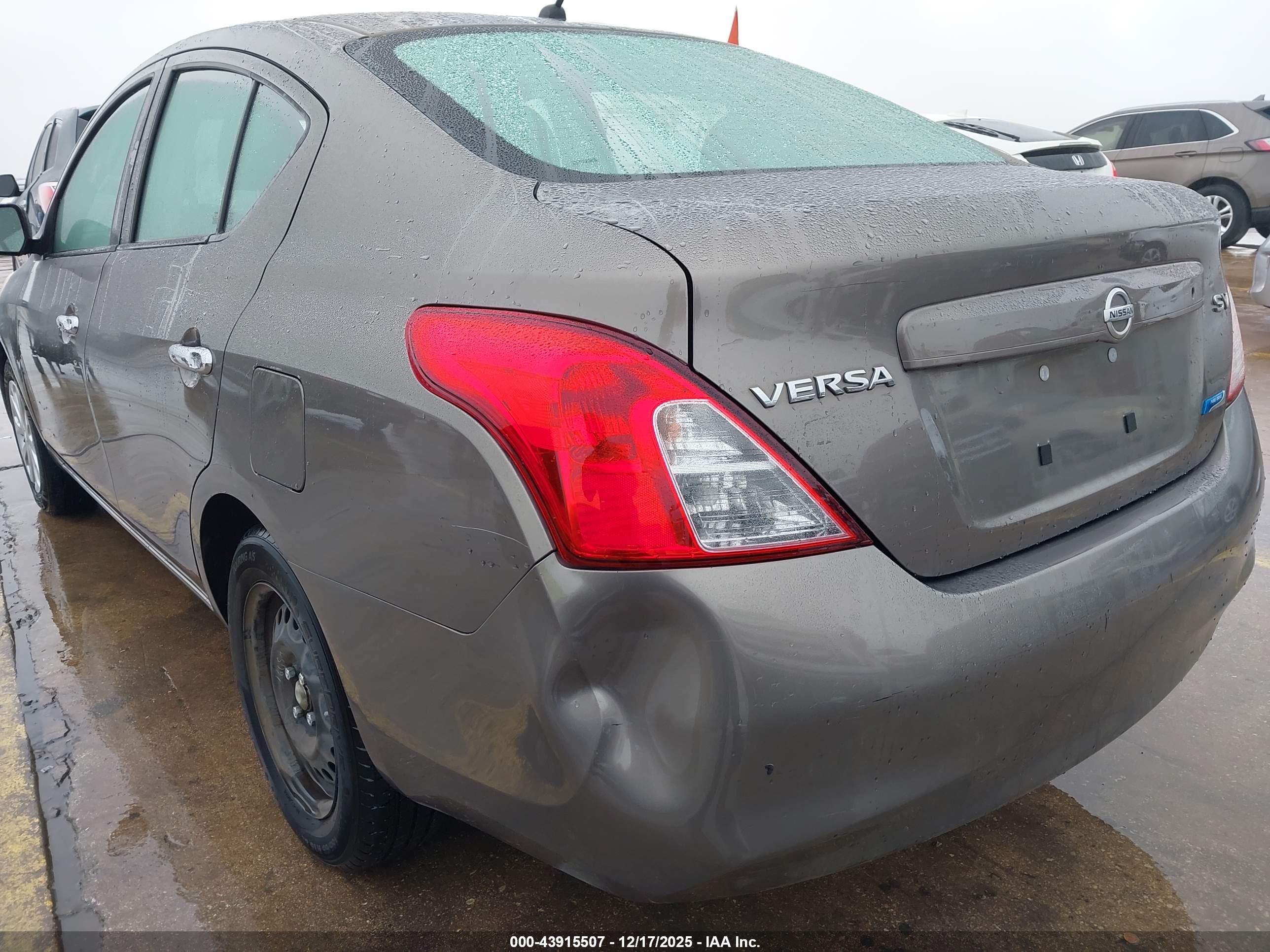 NISSAN VERSA image 6