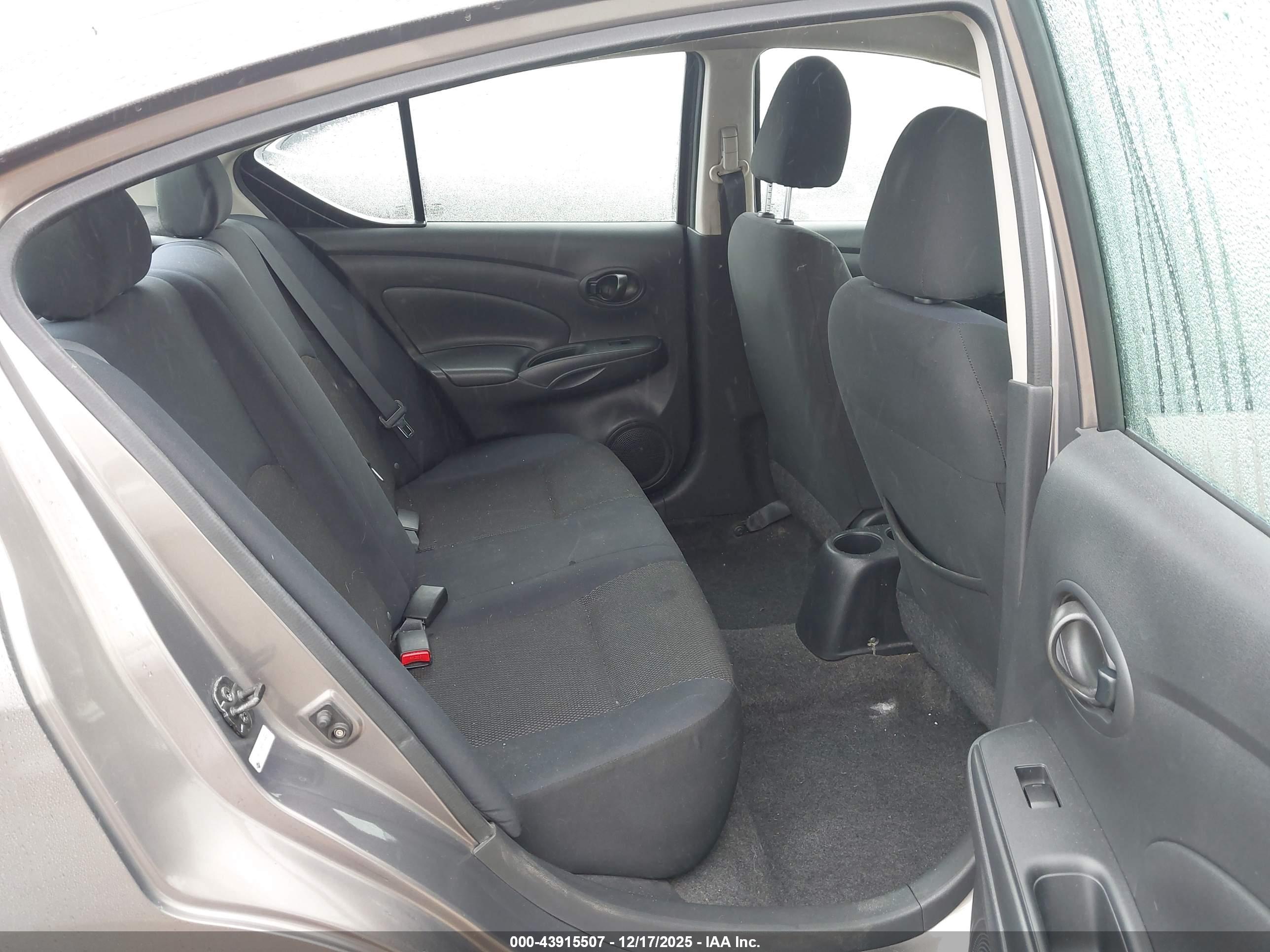 NISSAN VERSA image 8