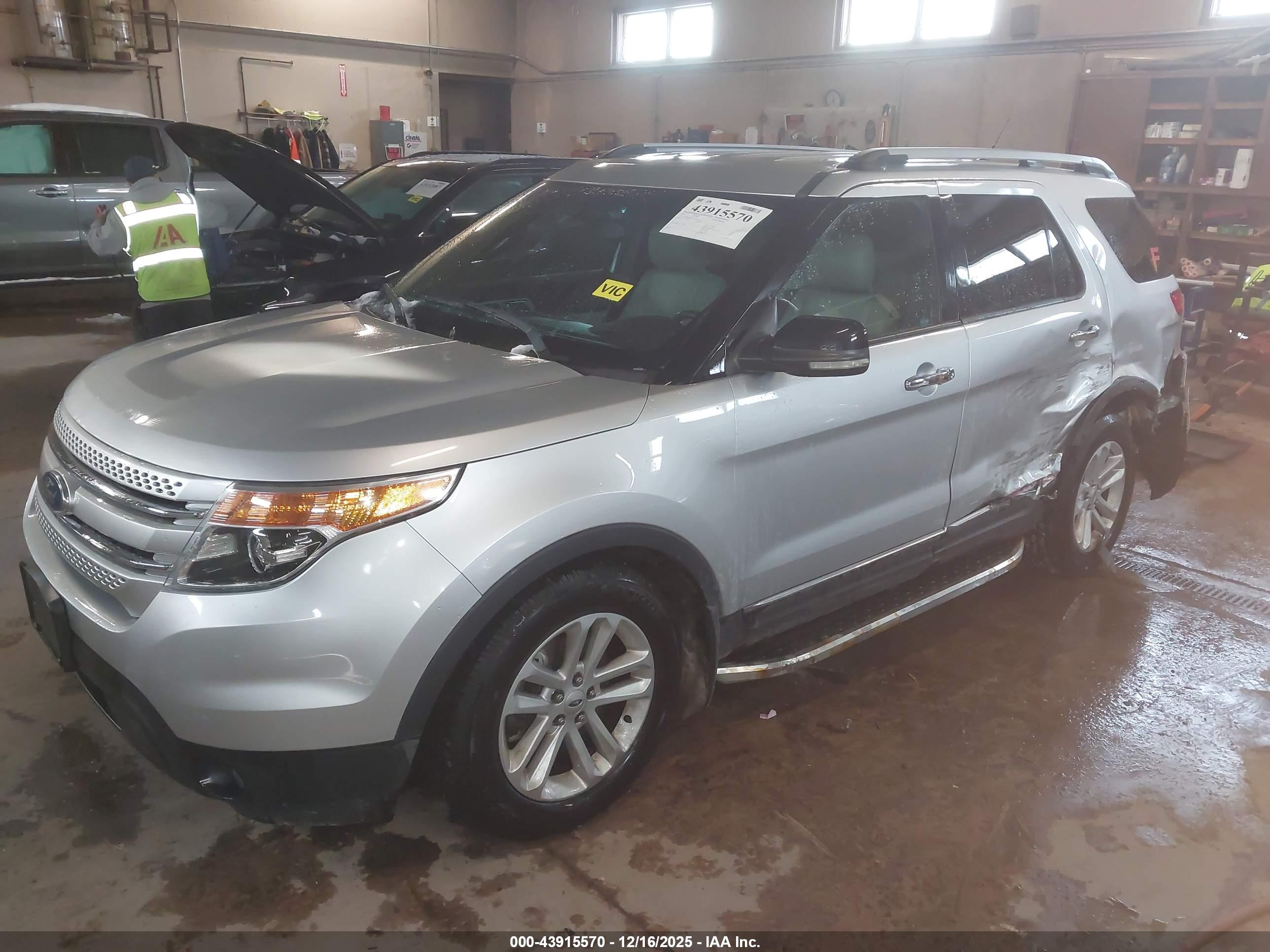 FORD EXPLORER image 2