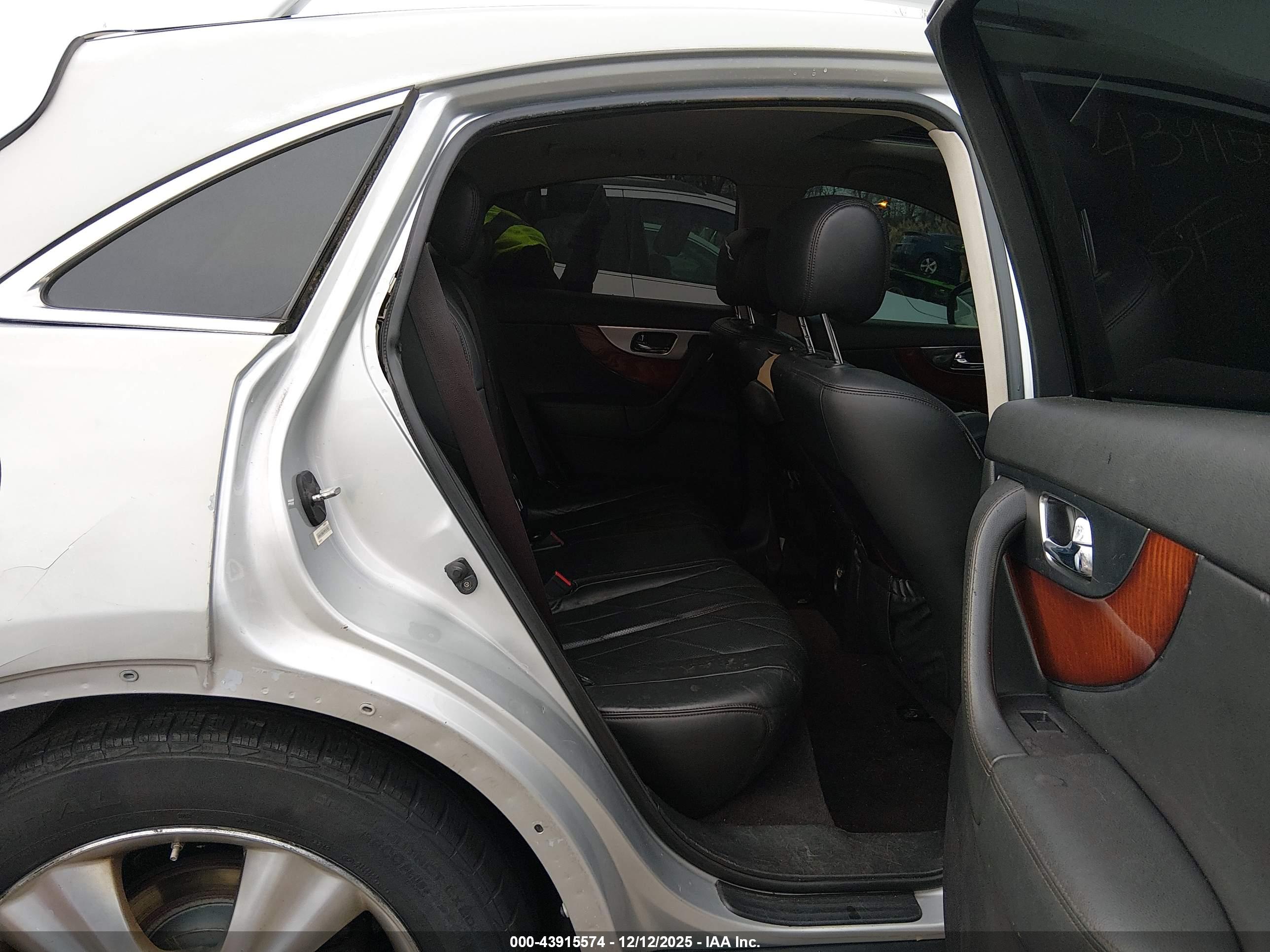 INFINITI FX35 image 8