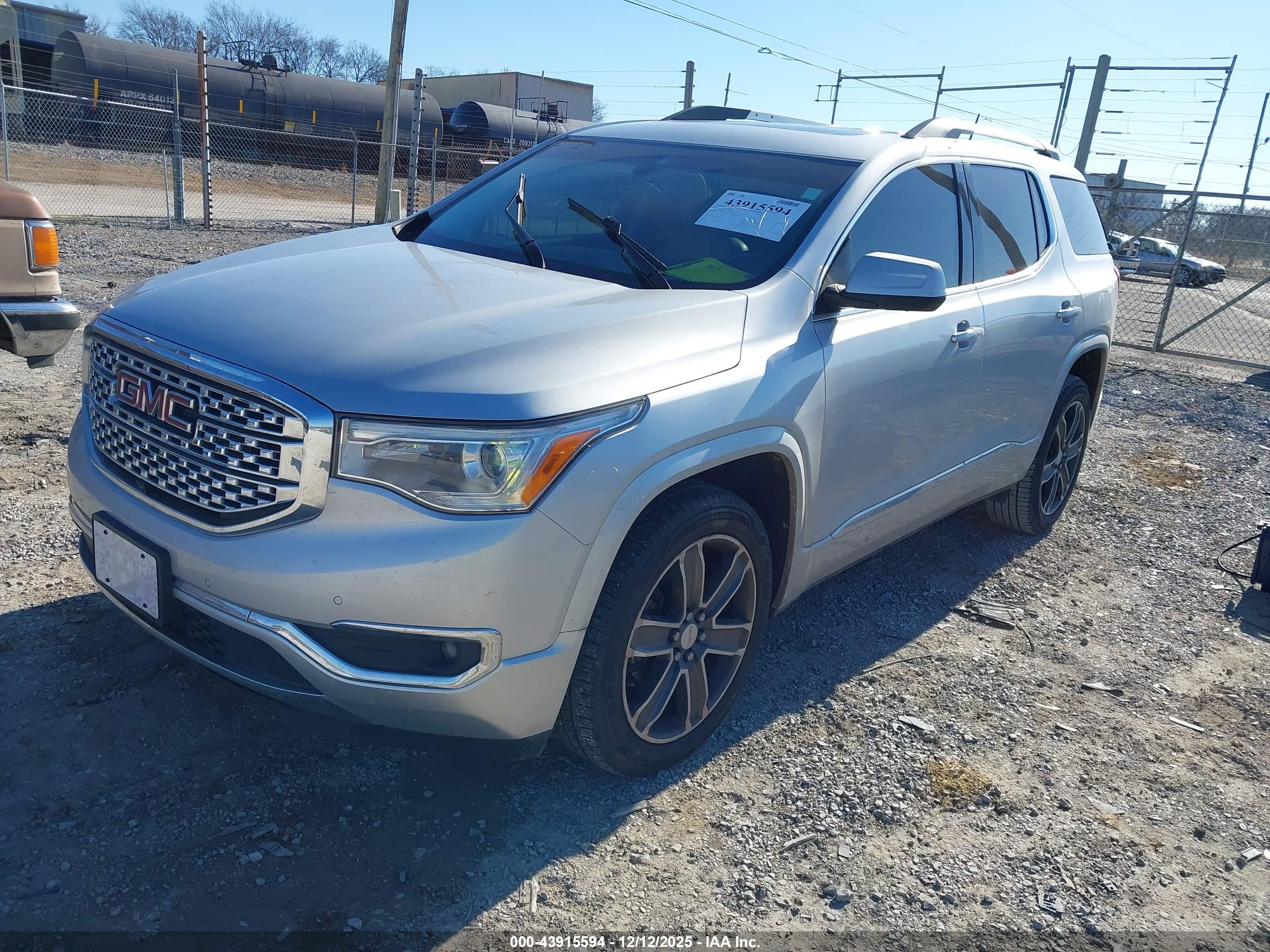 GMC ACADIA image 2