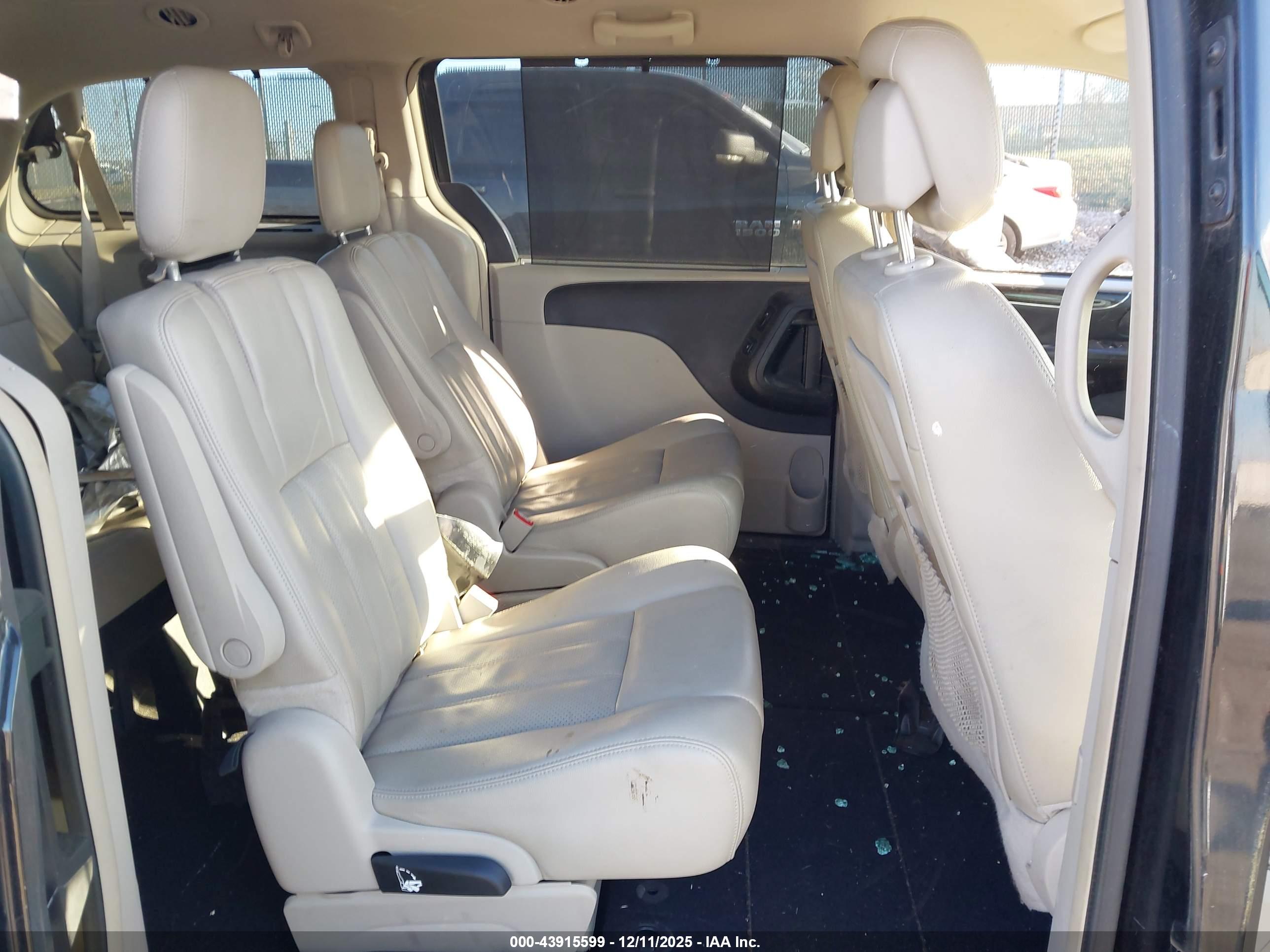CHRYSLER TOWN image 8