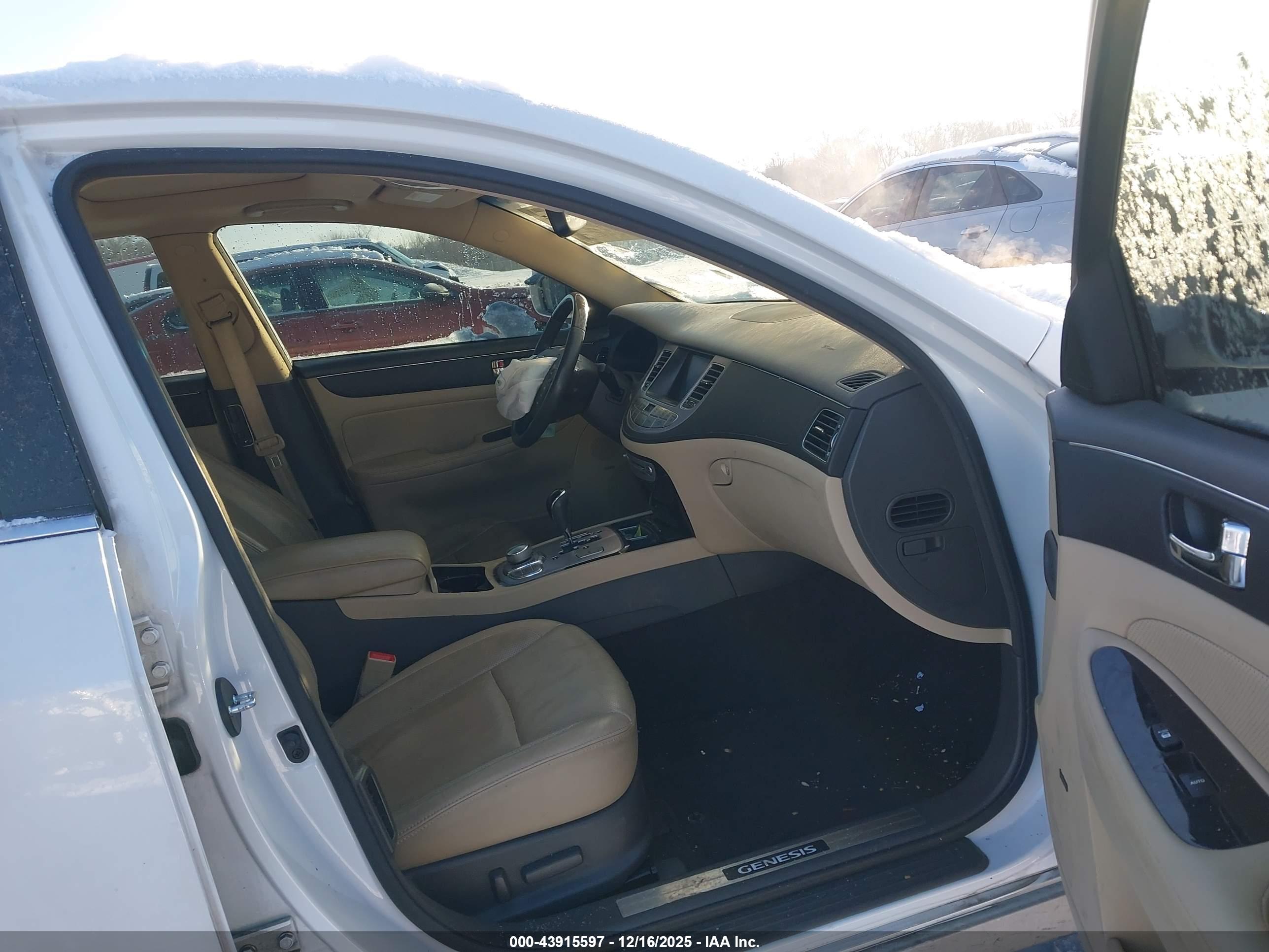 HYUNDAI GENESIS image 5