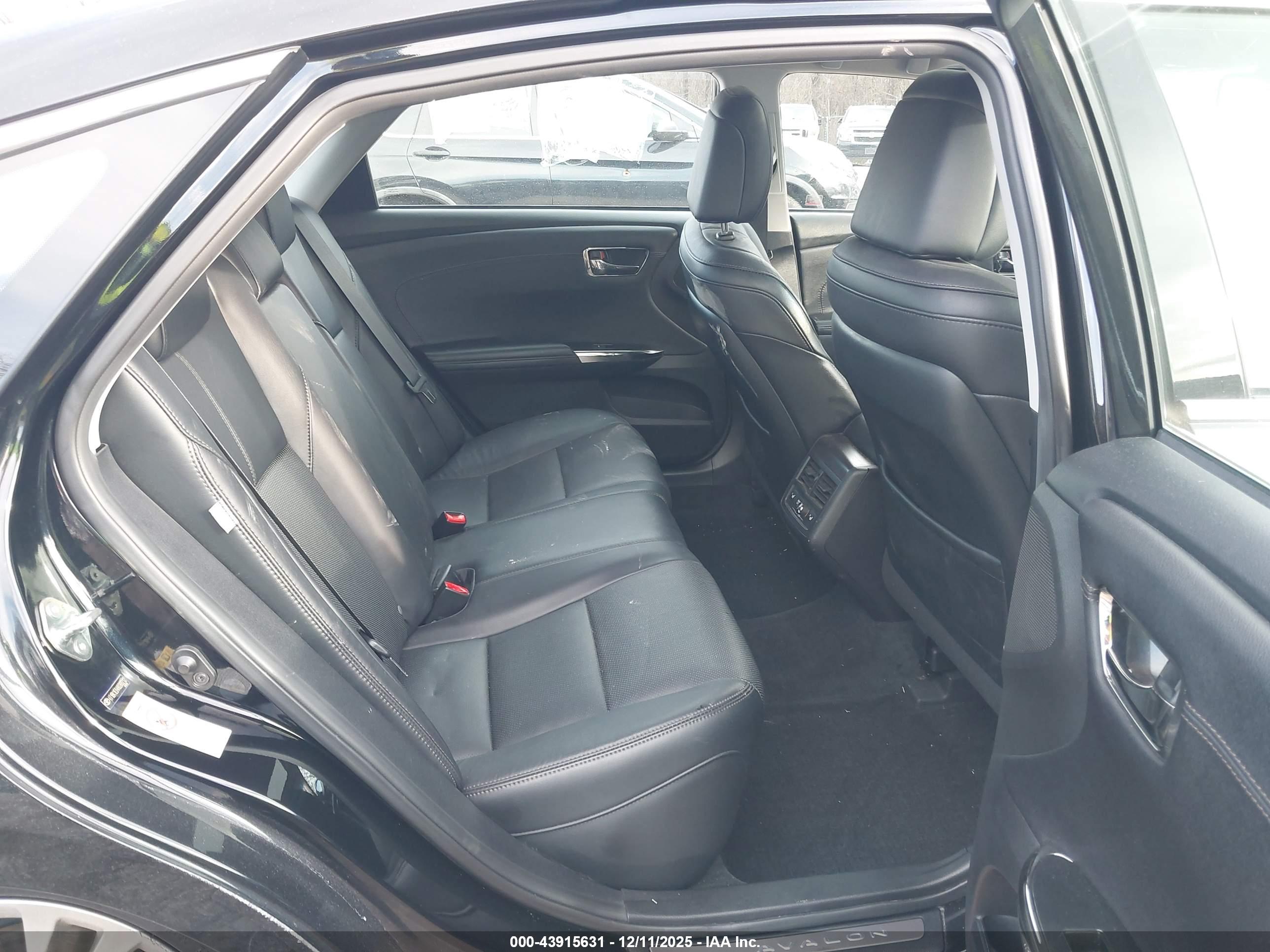 TOYOTA AVALON image 8
