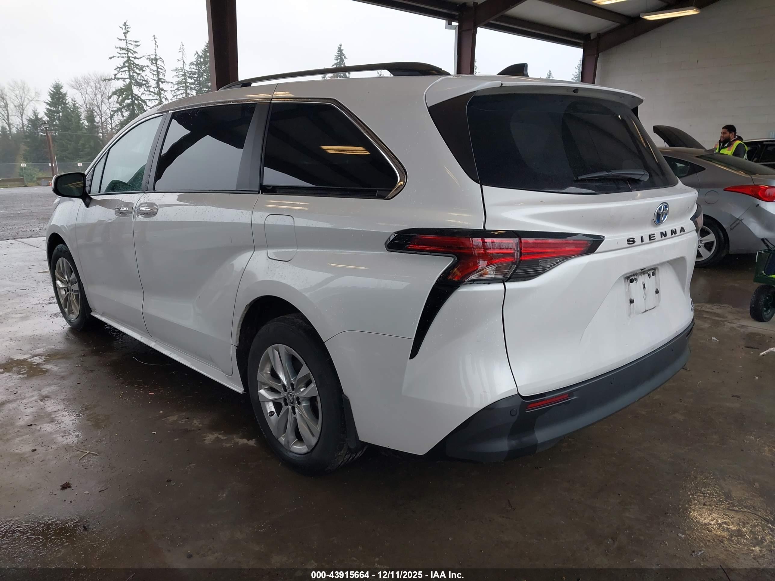 TOYOTA SIENNA image 3