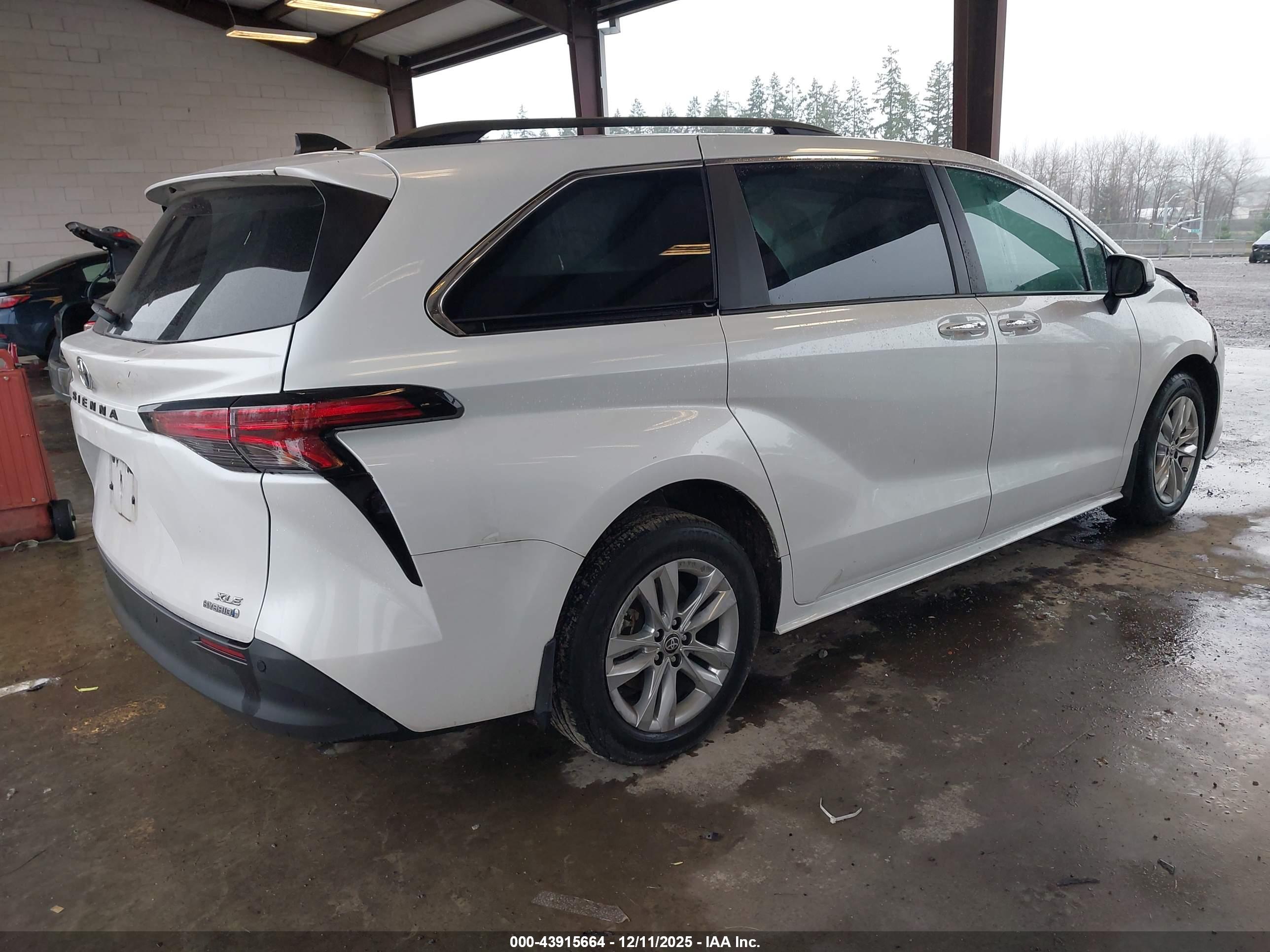 TOYOTA SIENNA image 4