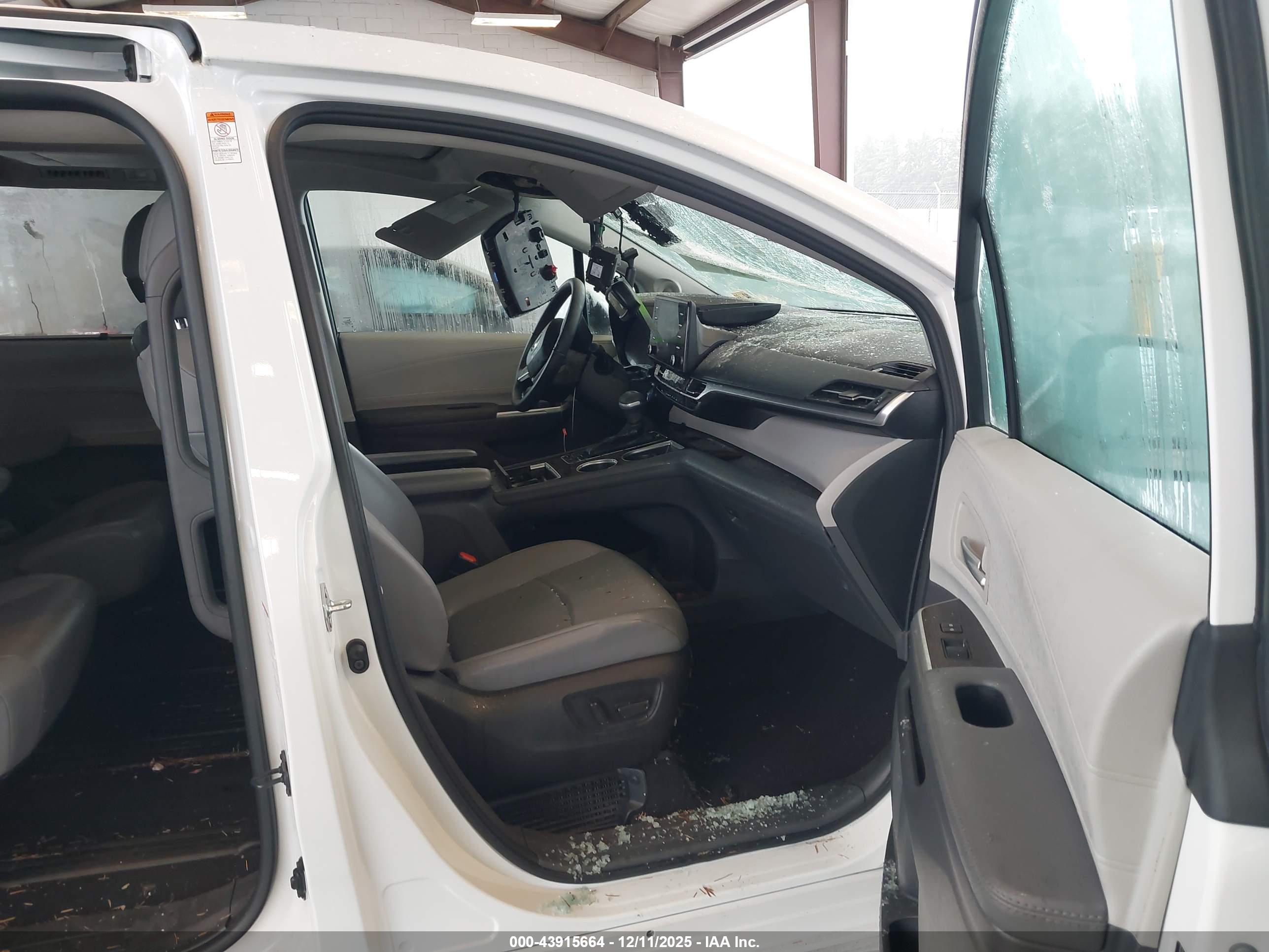 TOYOTA SIENNA image 5