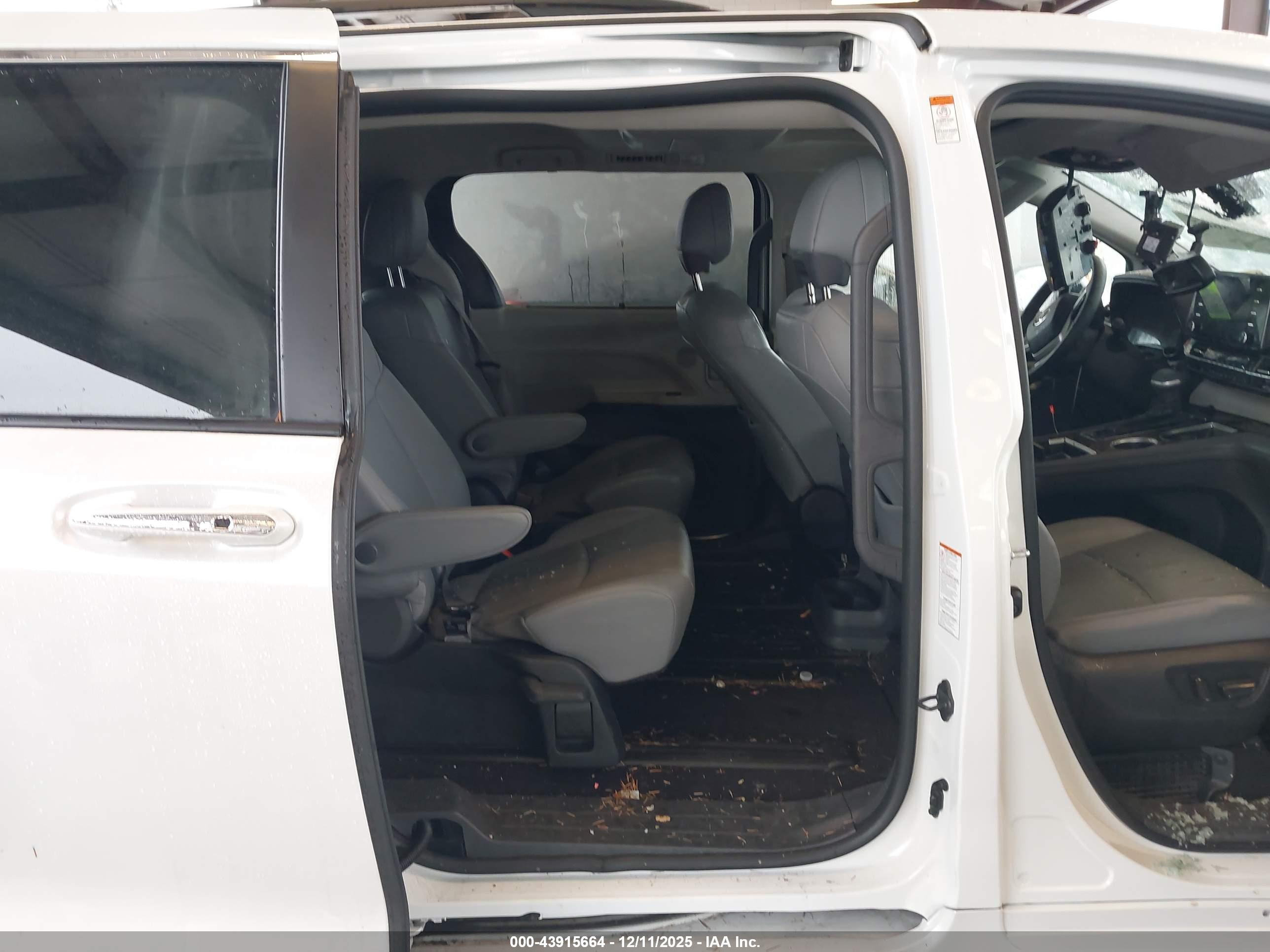 TOYOTA SIENNA image 8