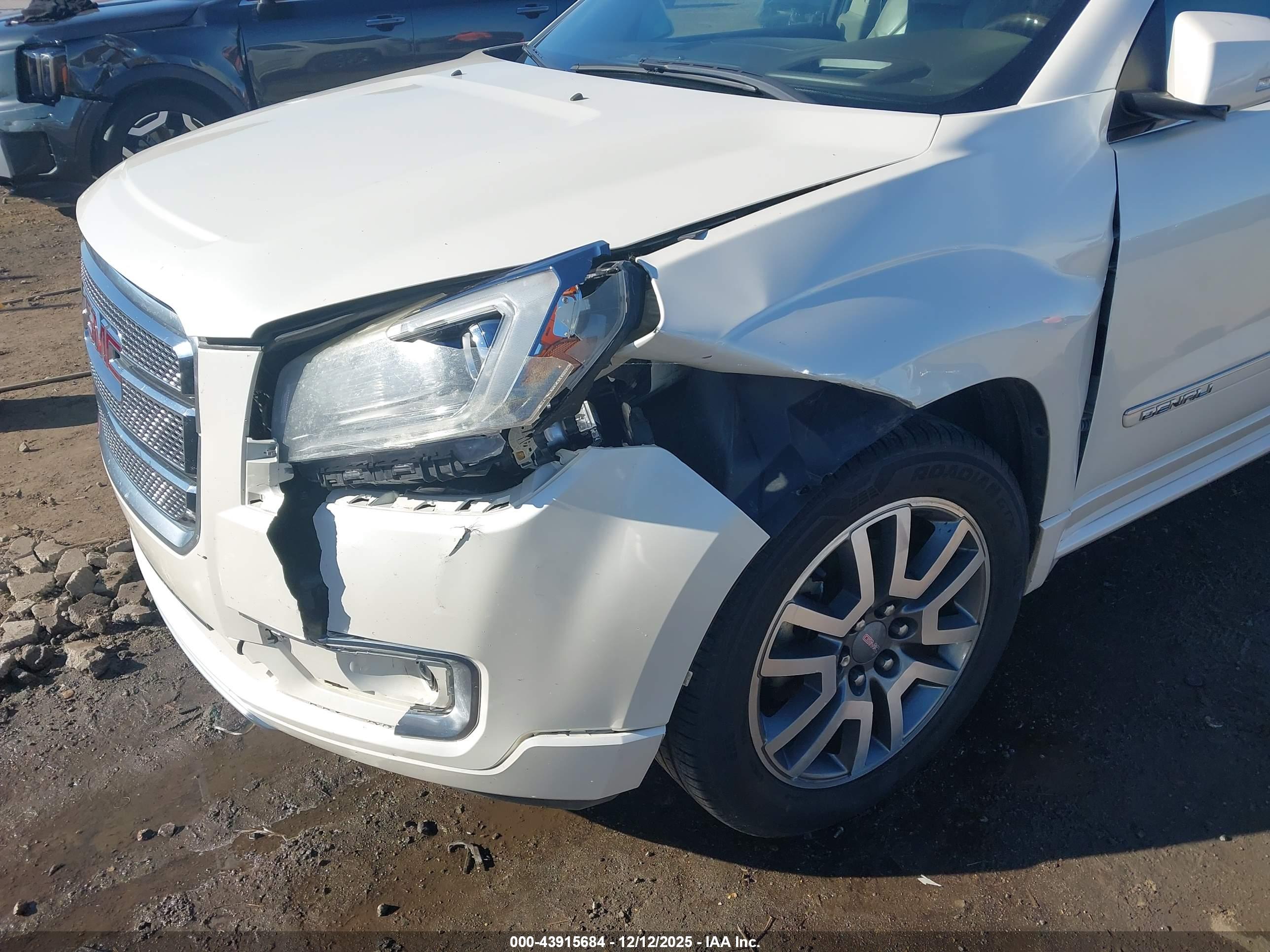 GMC ACADIA image 6