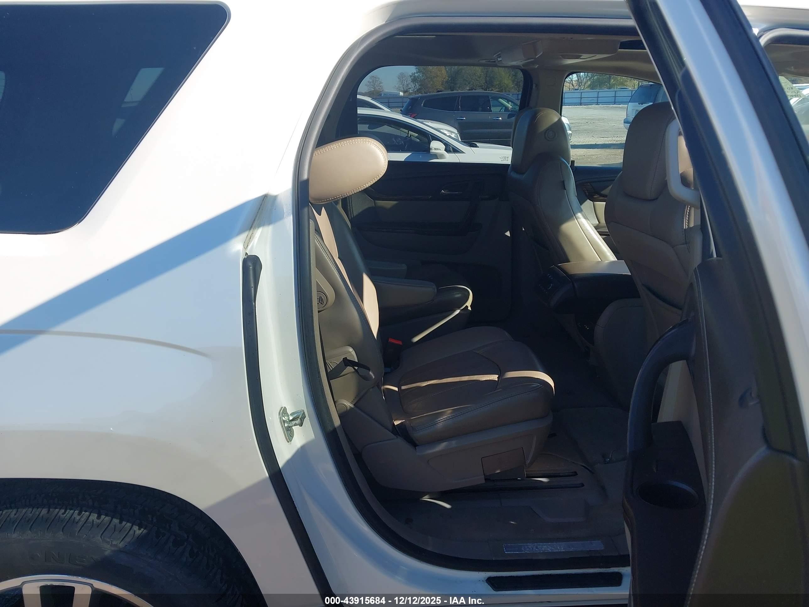 GMC ACADIA image 8