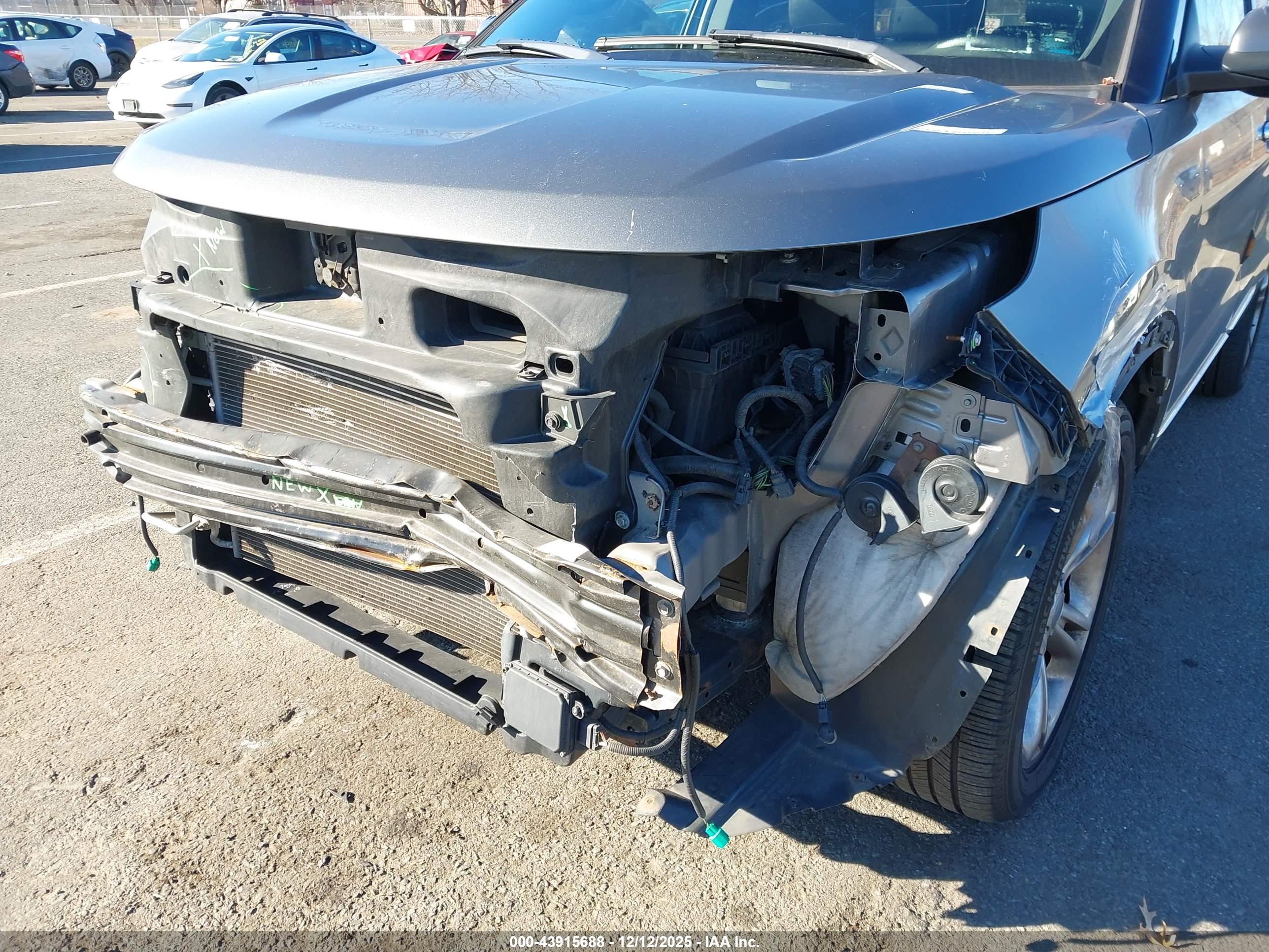 FORD EXPLORER image 6
