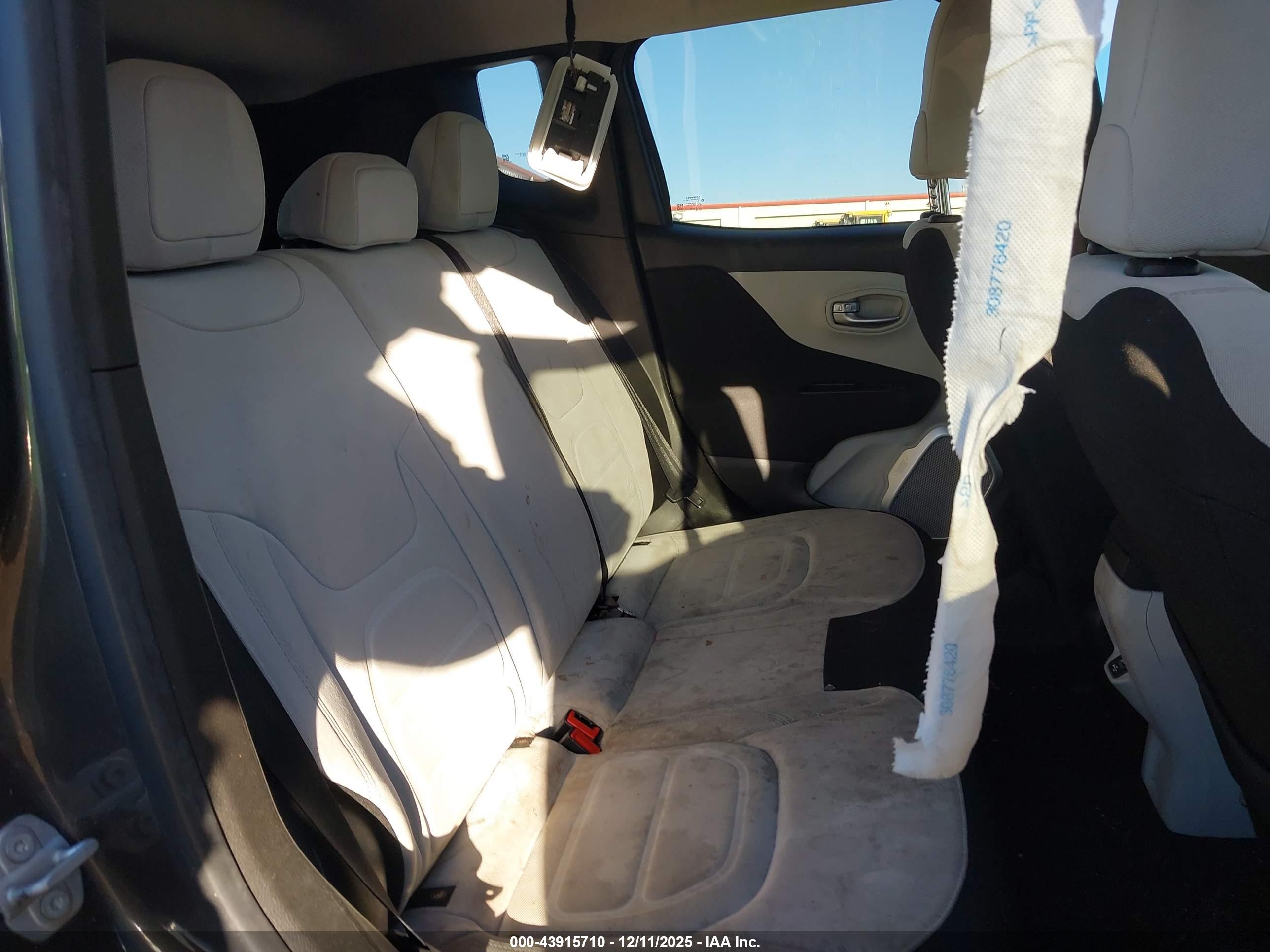 JEEP RENEGADE image 8