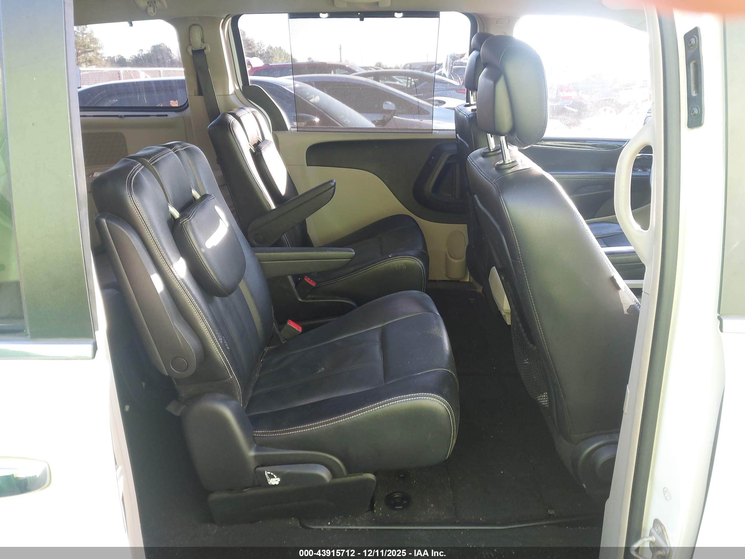 CHRYSLER TOWN image 8