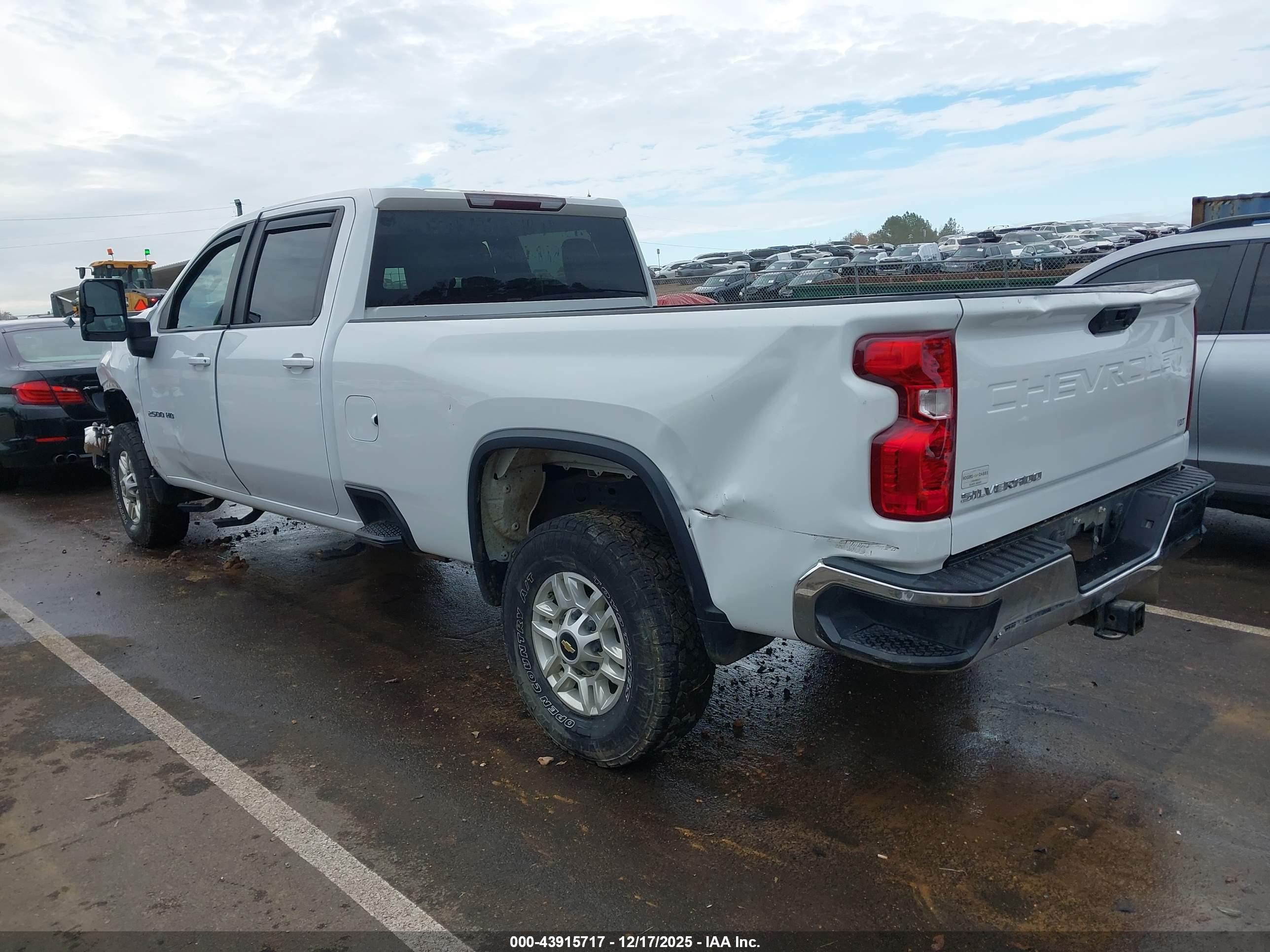 CHEVROLET SILVERADO image 3