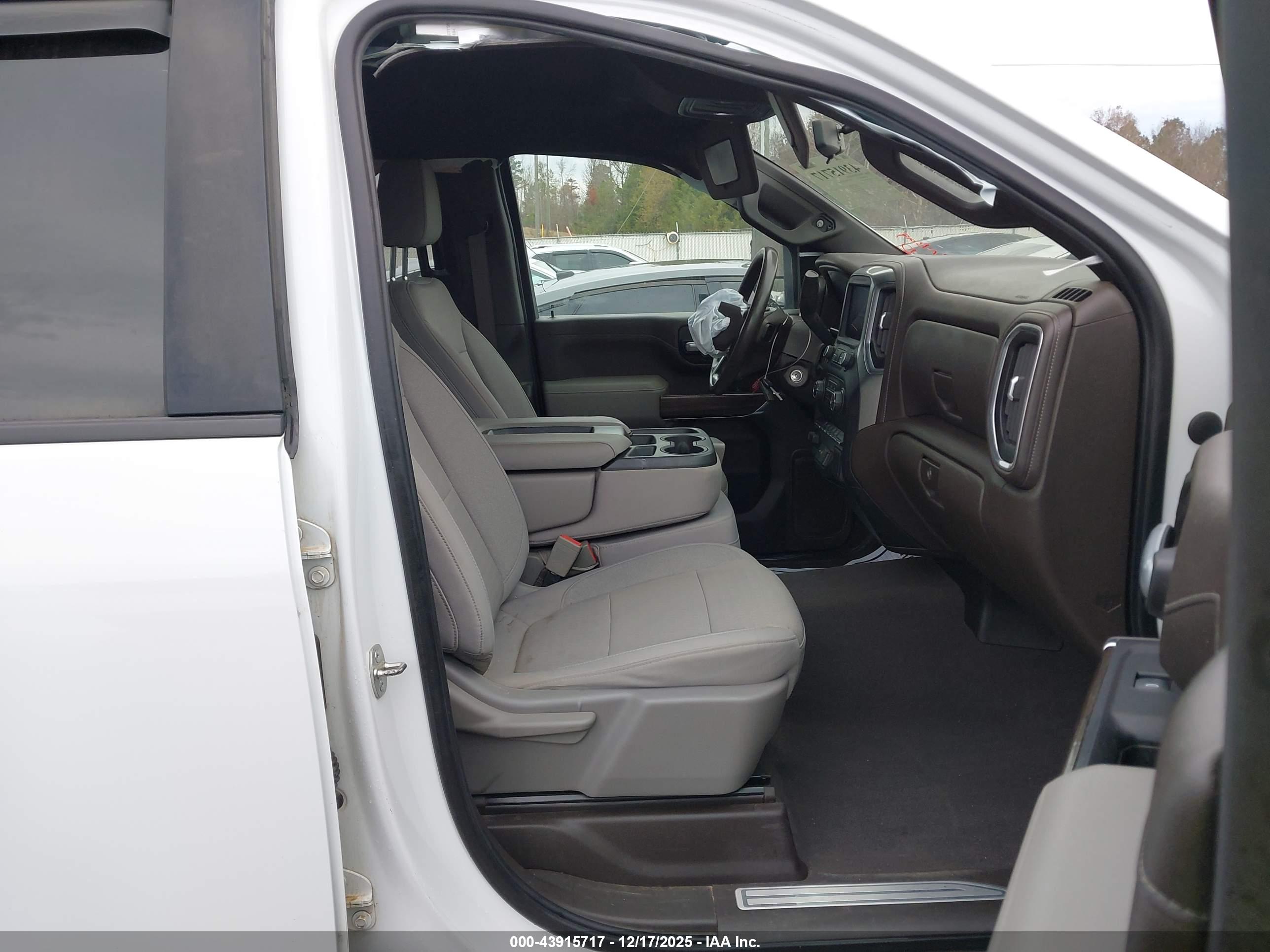 CHEVROLET SILVERADO image 5