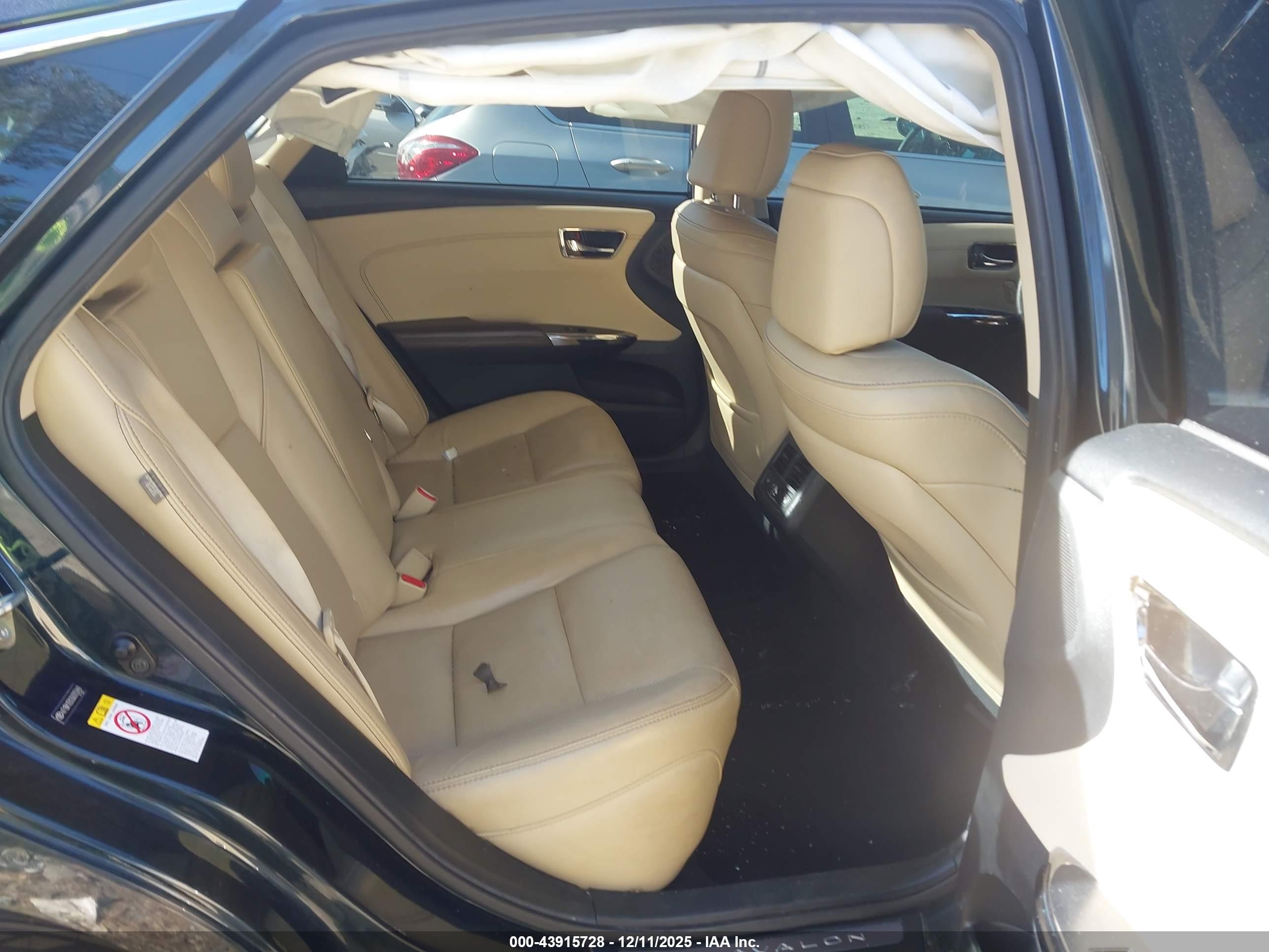 TOYOTA AVALON image 8
