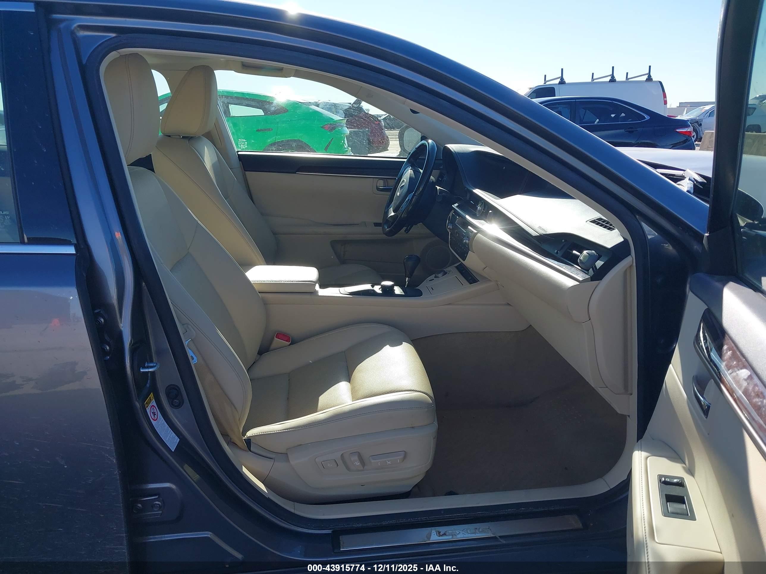 LEXUS ES image 5