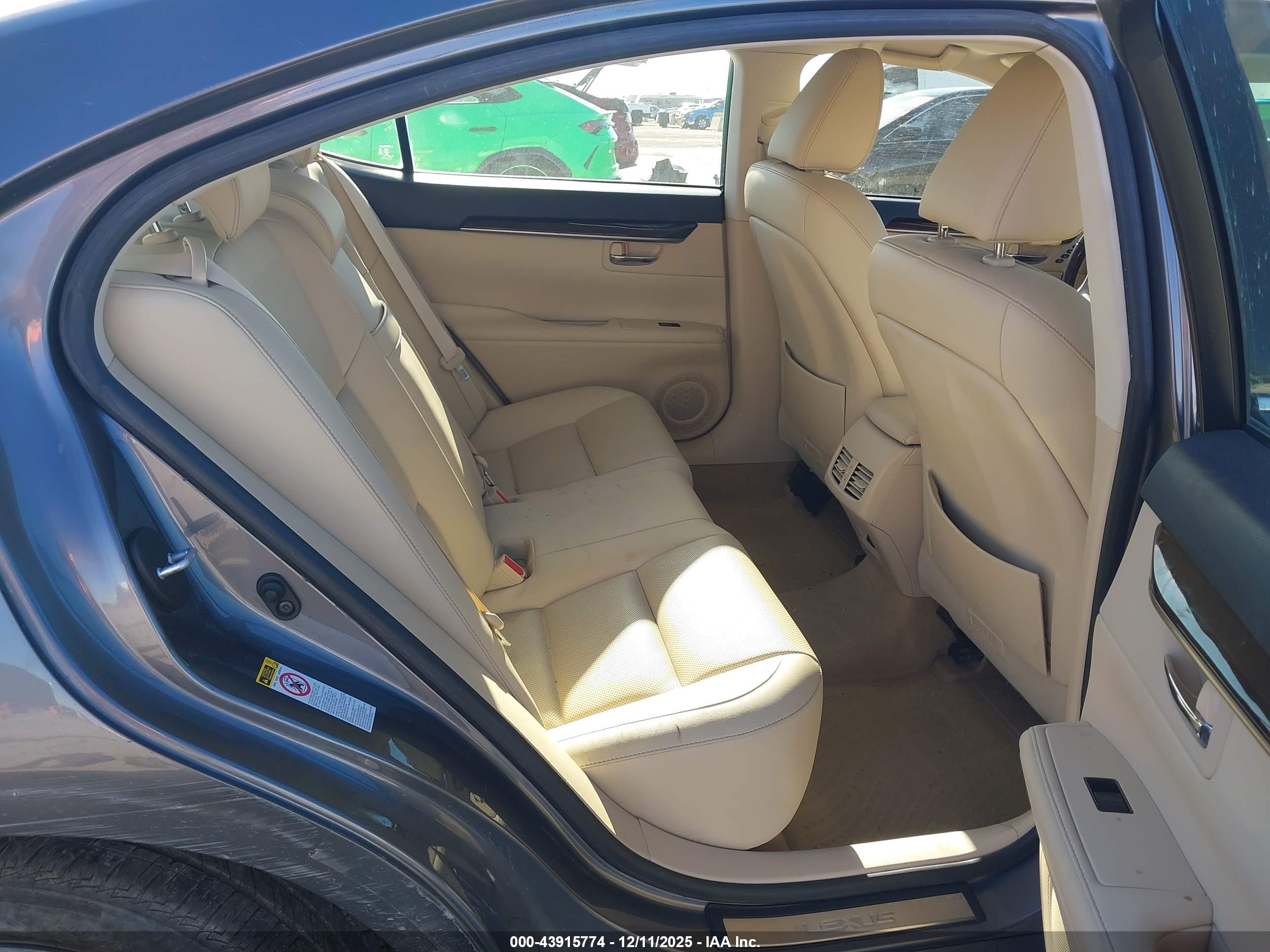 LEXUS ES image 8