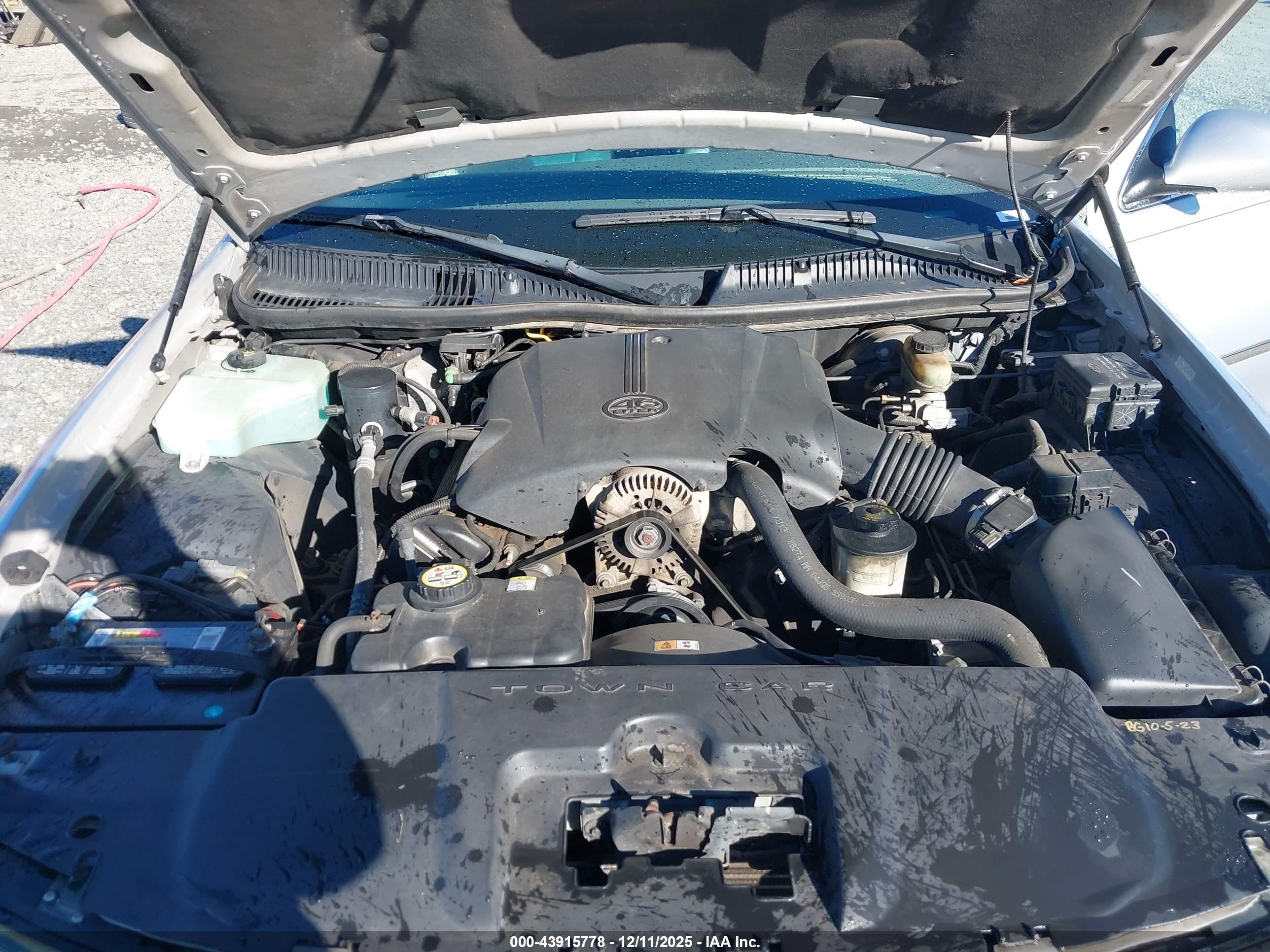 LINCOLN TOWN image 10