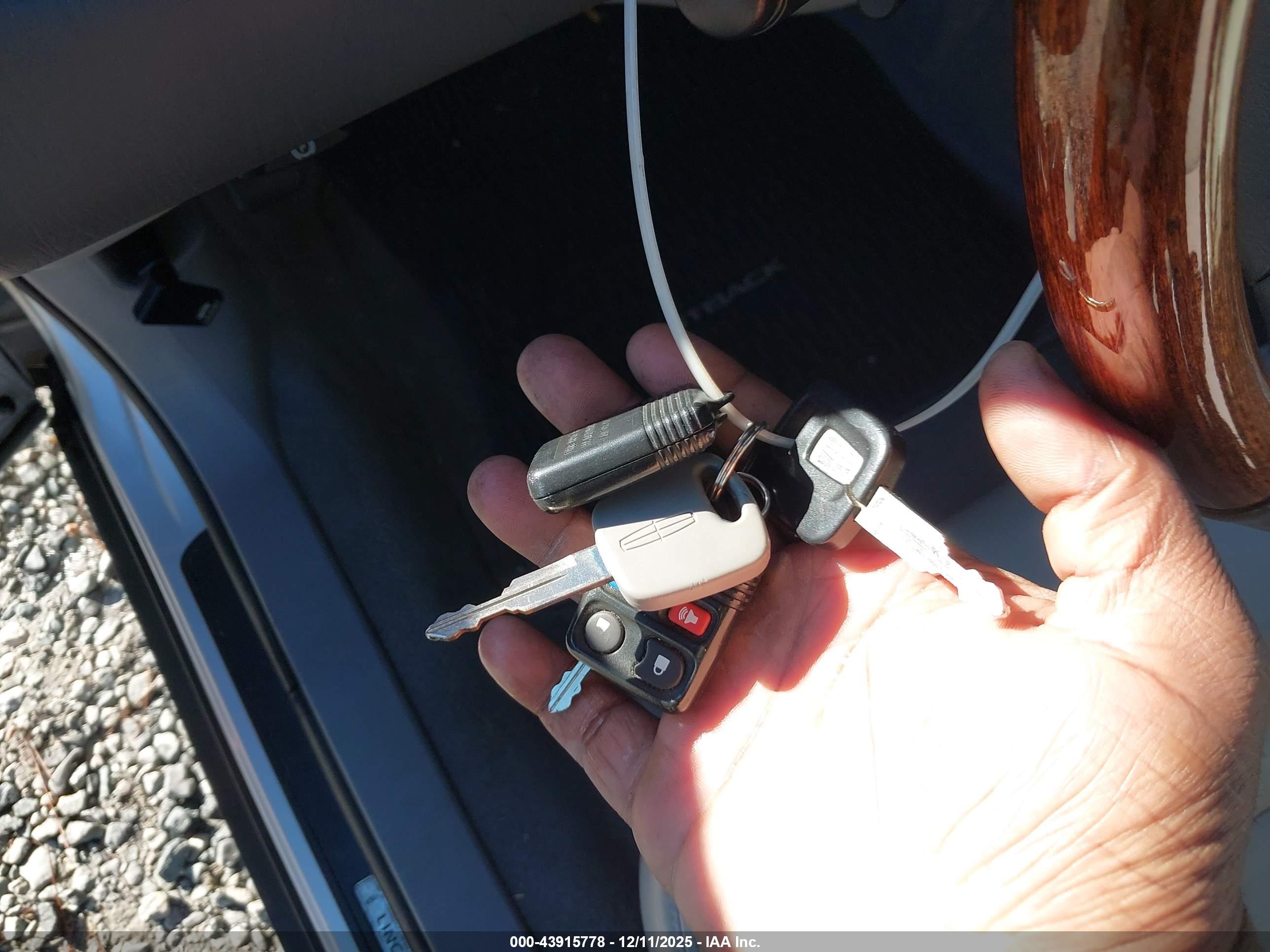LINCOLN TOWN image 11