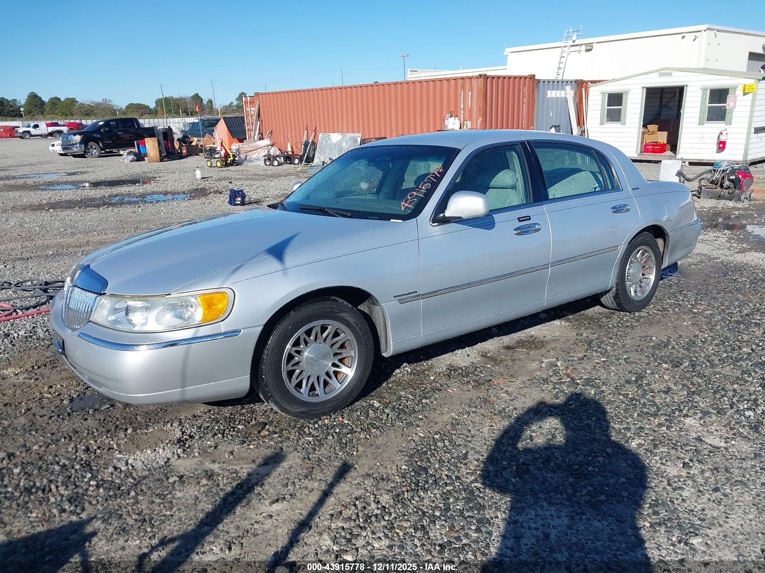 LINCOLN TOWN image 2