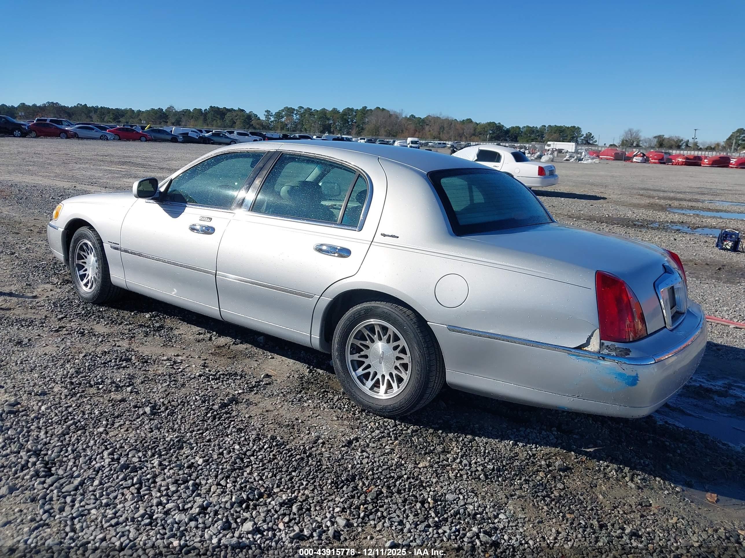 LINCOLN TOWN image 3