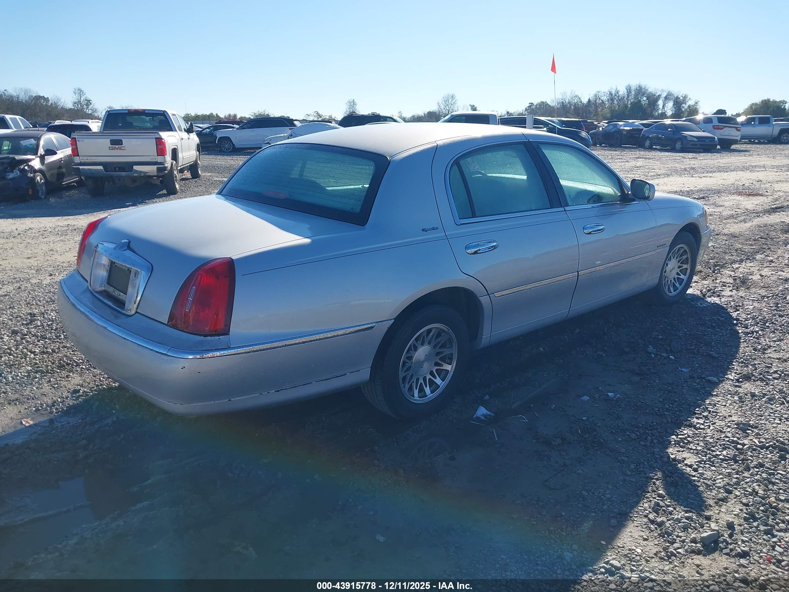 LINCOLN TOWN image 4