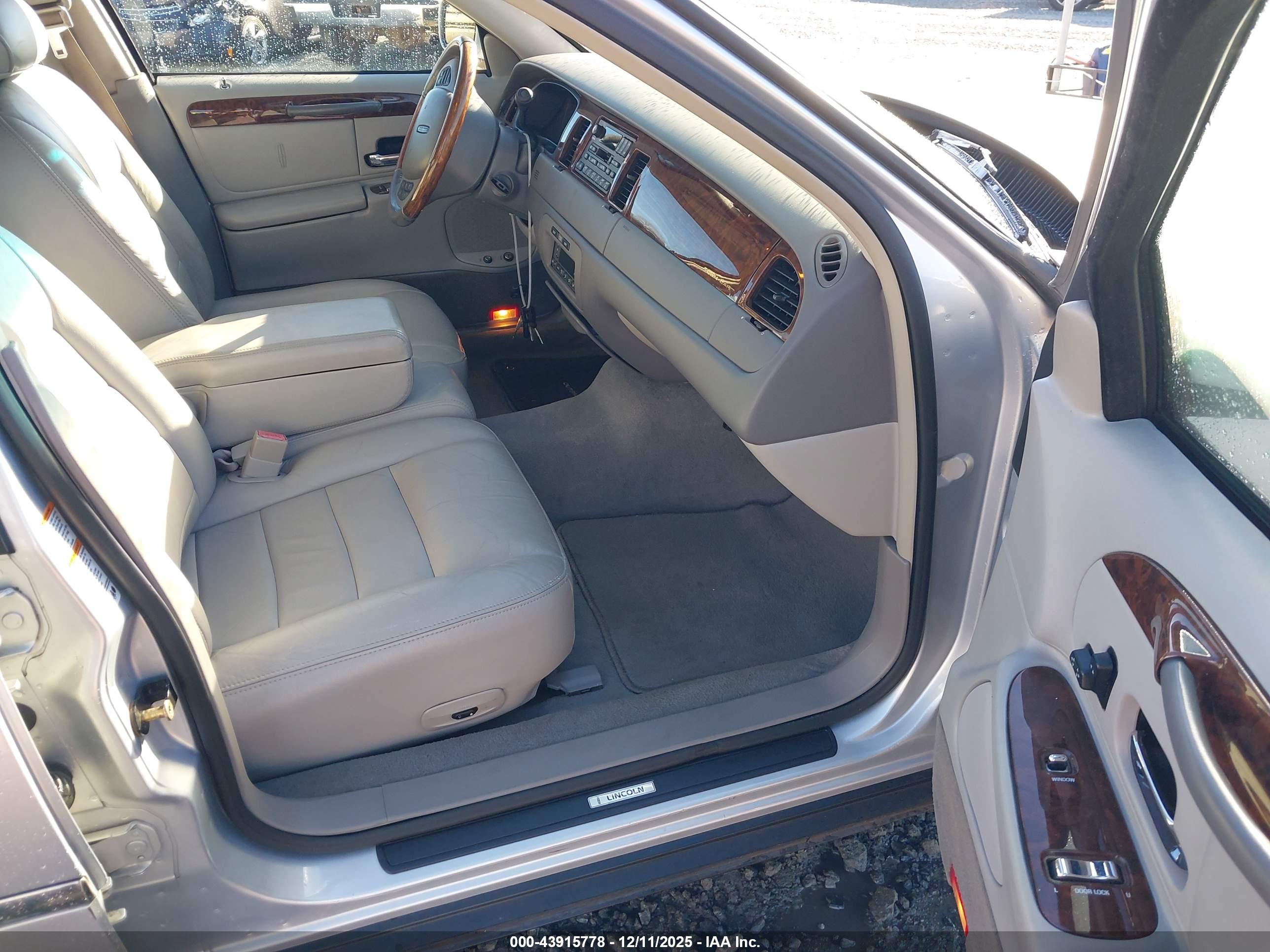 LINCOLN TOWN image 5