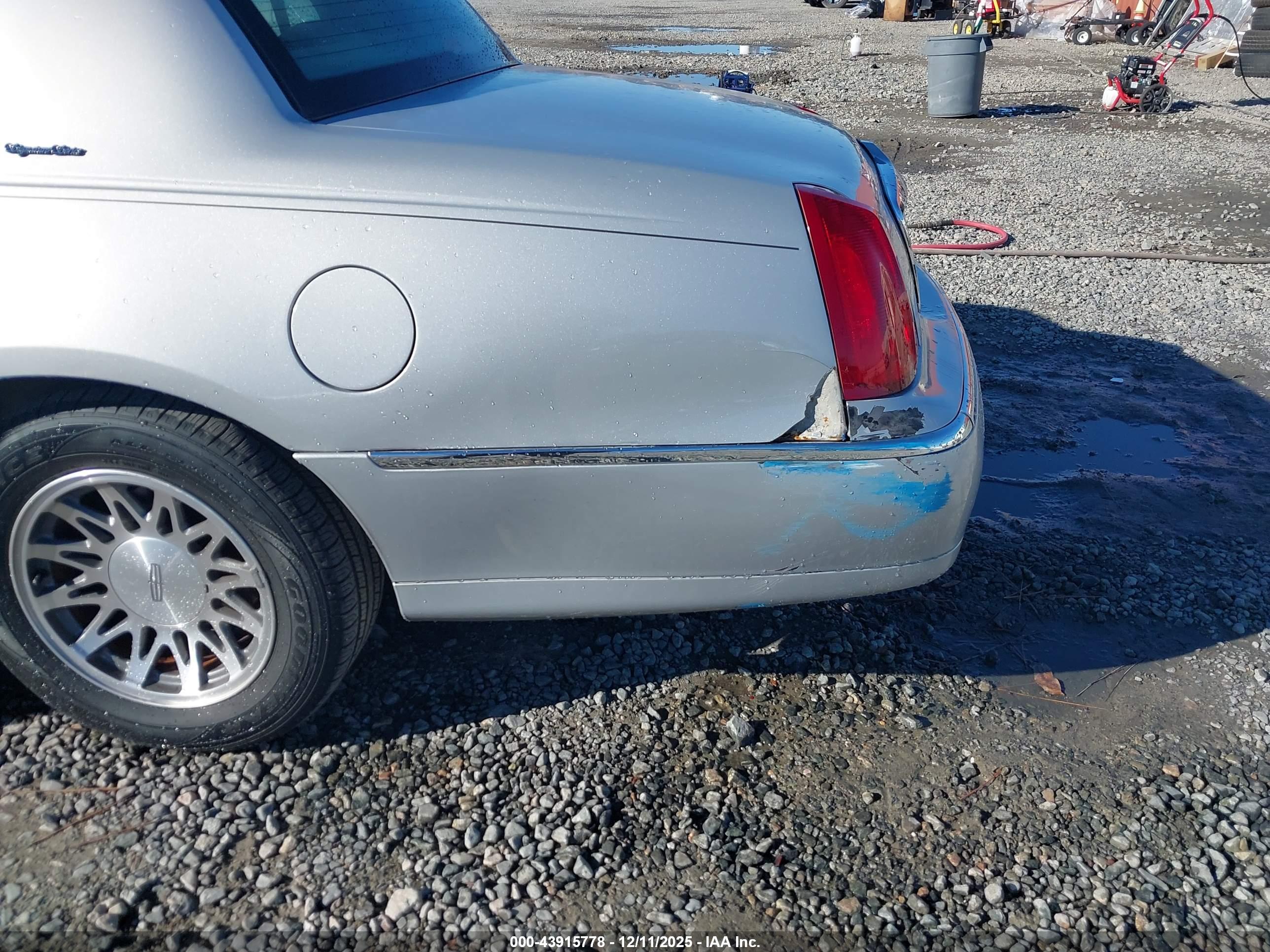 LINCOLN TOWN image 6