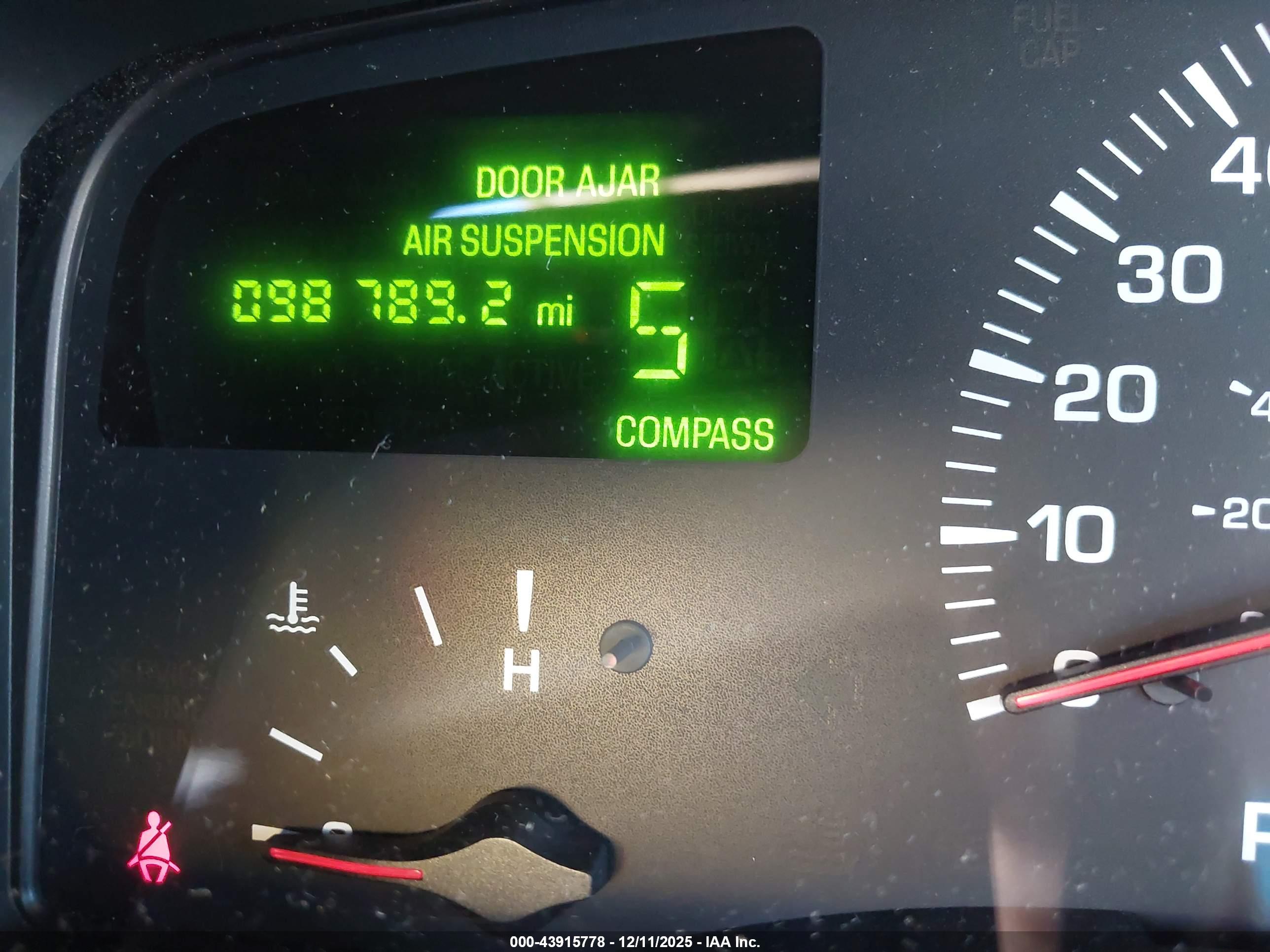 LINCOLN TOWN image 7