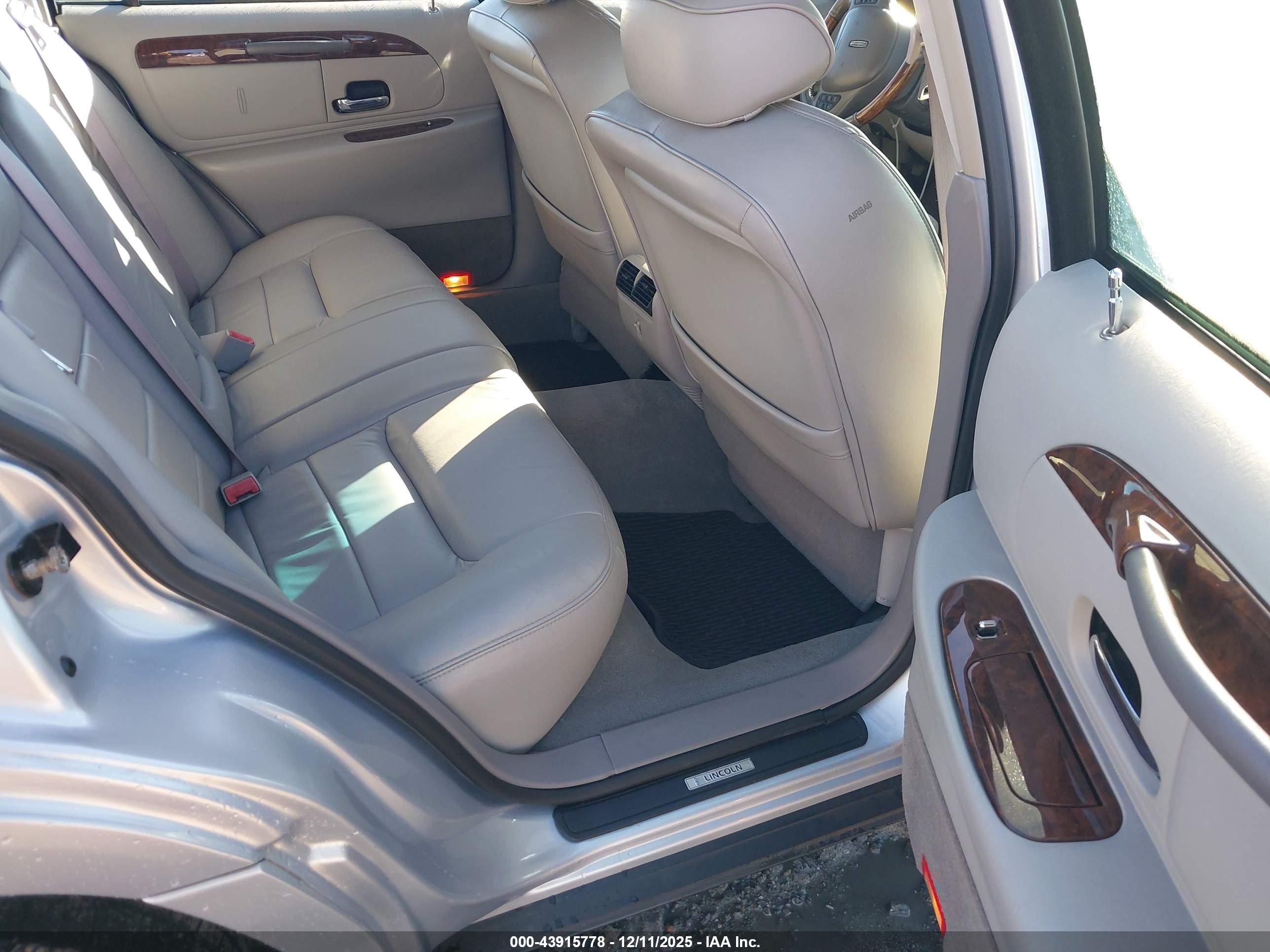 LINCOLN TOWN image 8