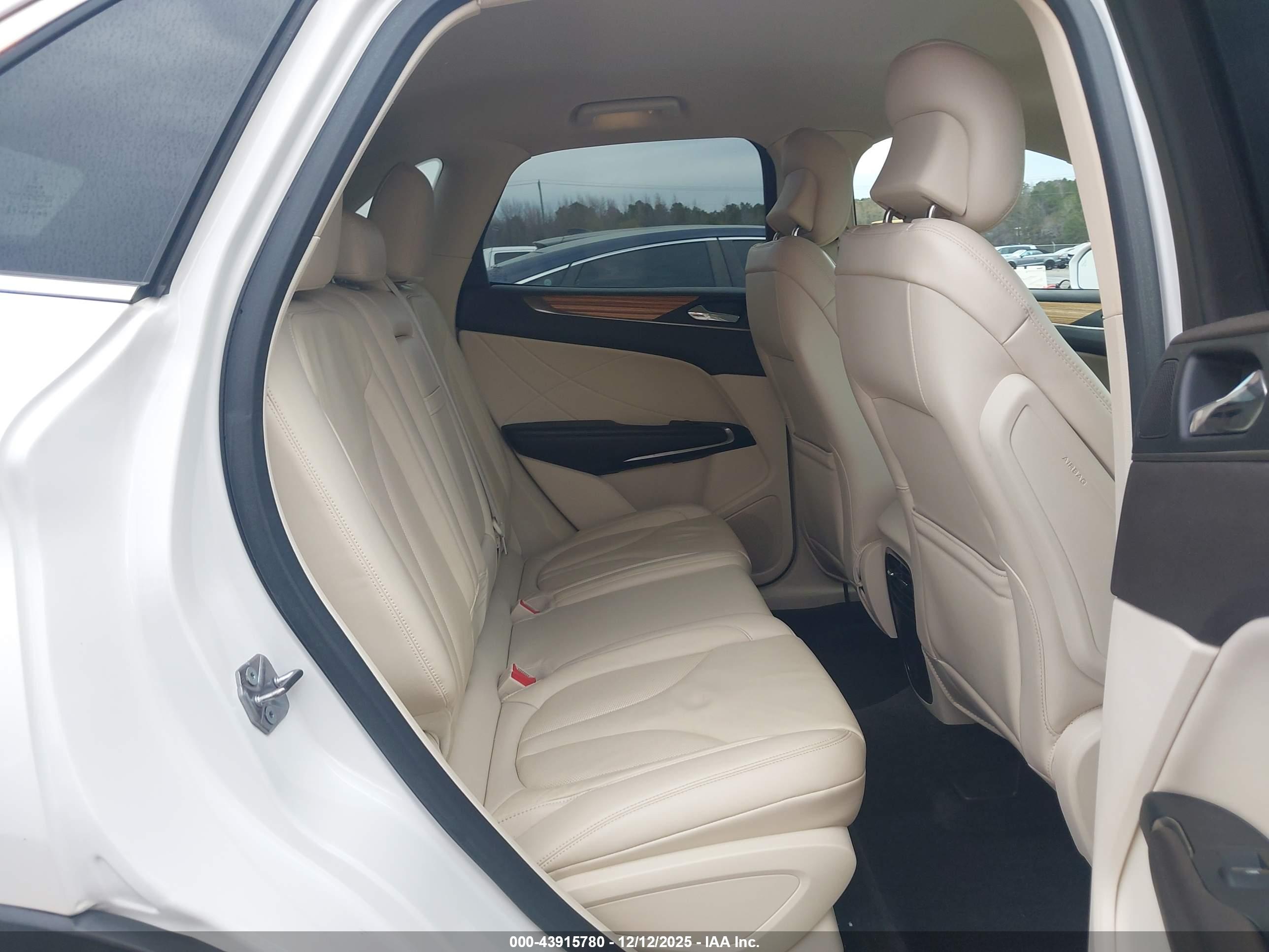 LINCOLN MKC image 8