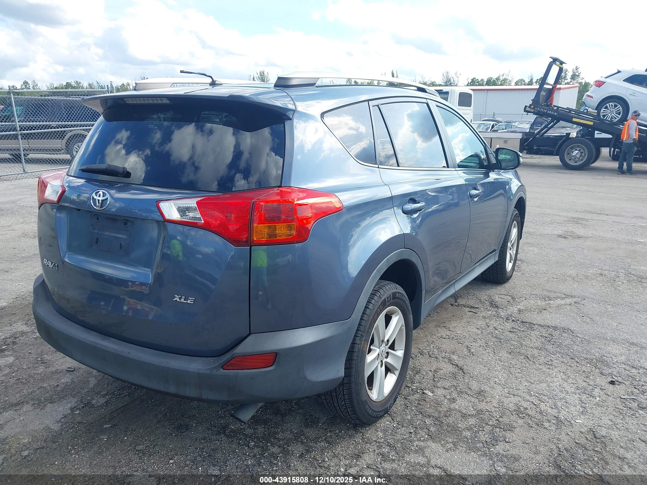 TOYOTA RAV4 image 4