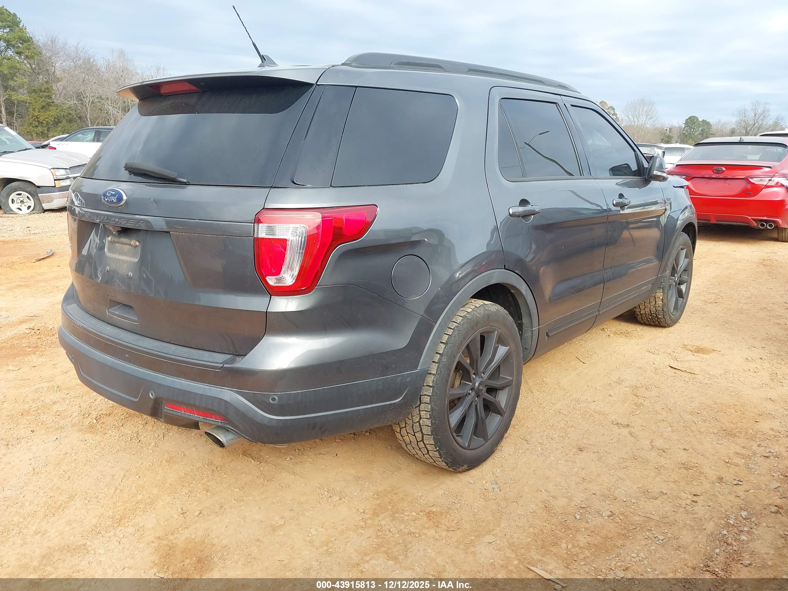 FORD EXPLORER image 4