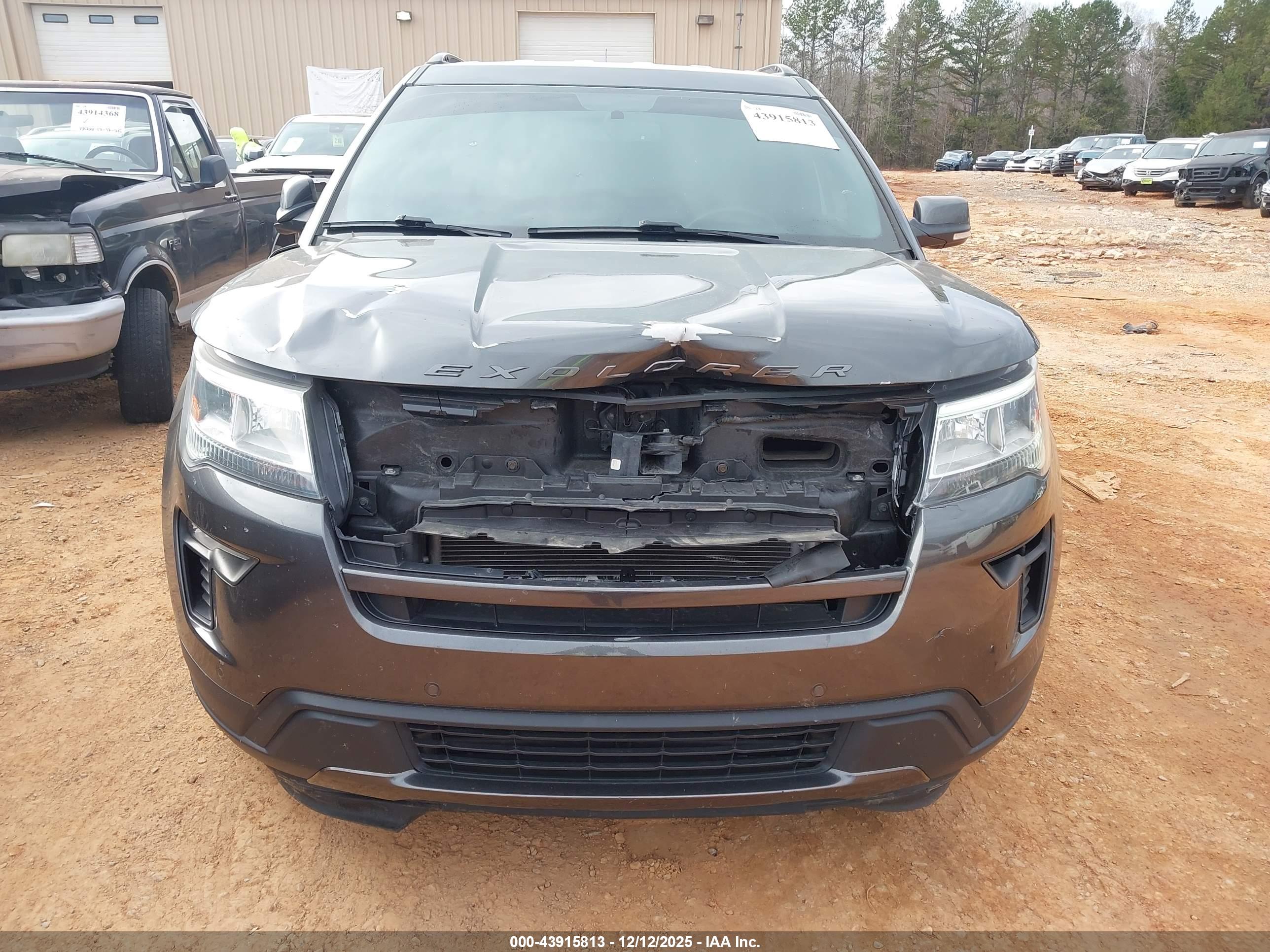 FORD EXPLORER image 6