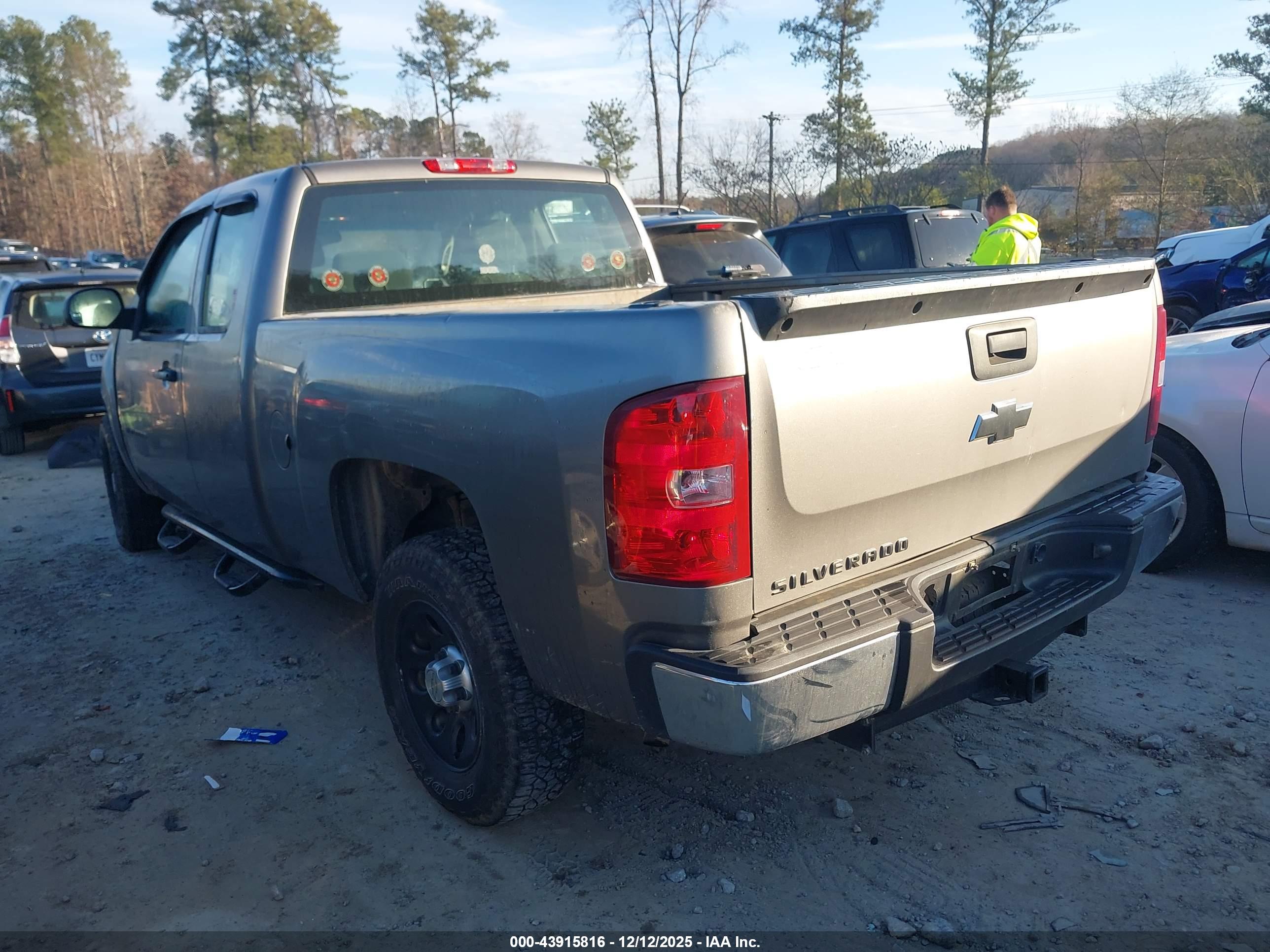 CHEVROLET SILVERADO image 3