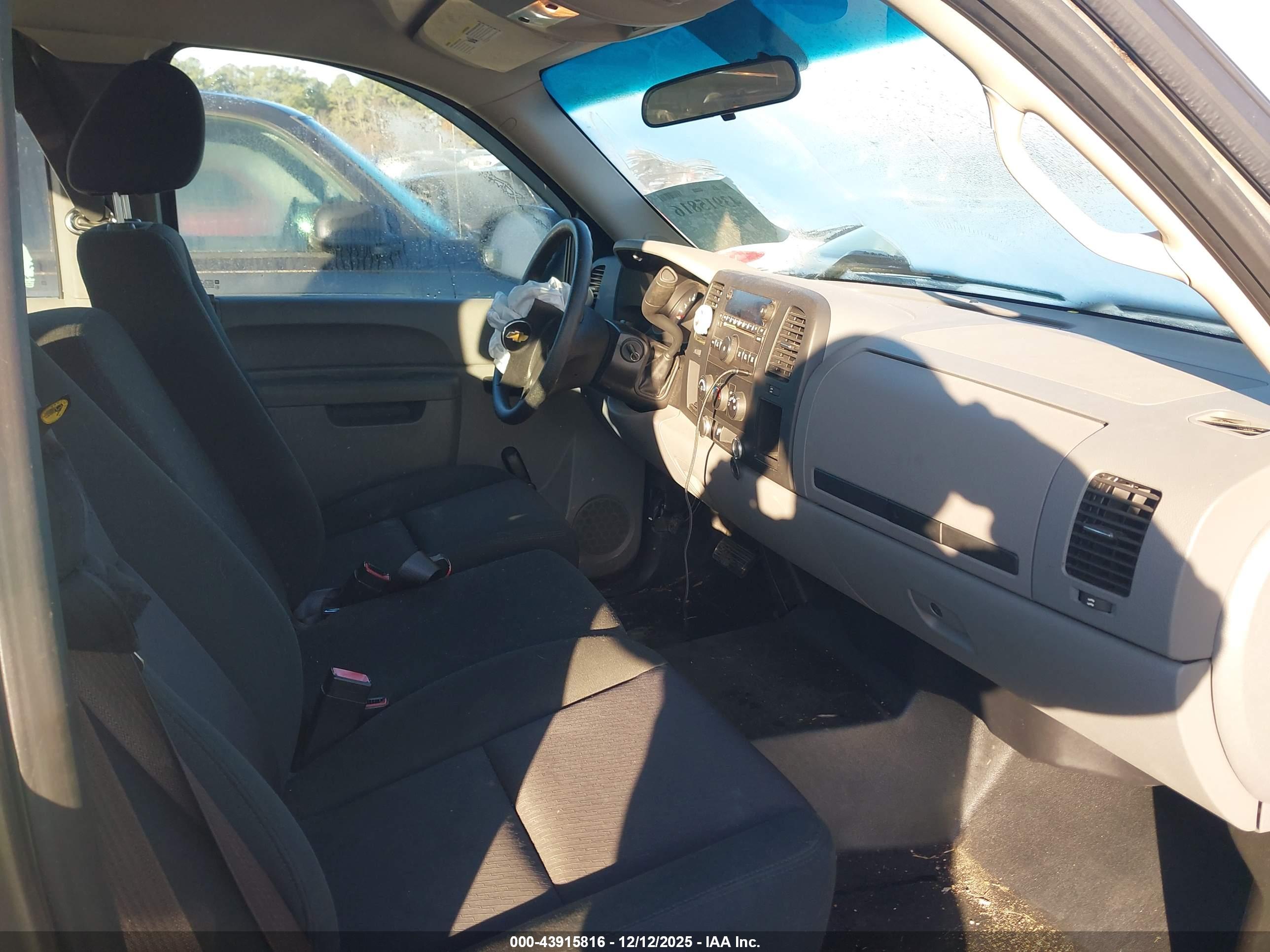 CHEVROLET SILVERADO image 5