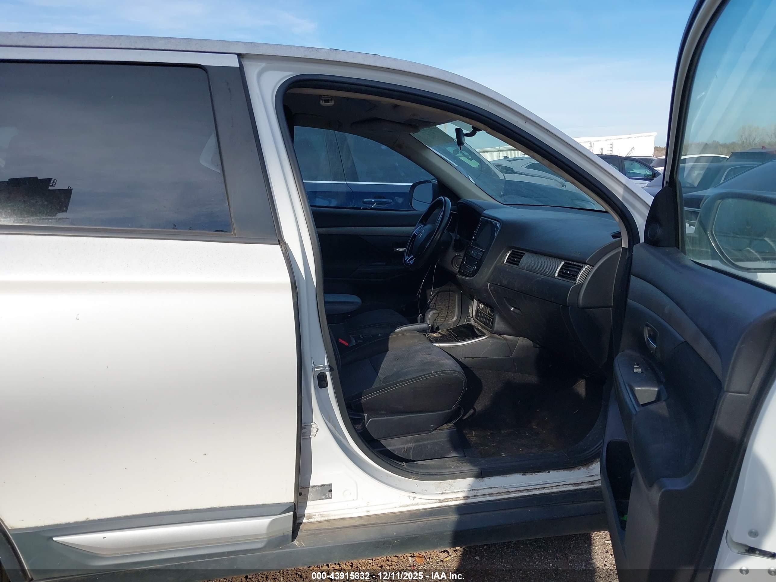 MITSUBISHI OUTLANDER image 5
