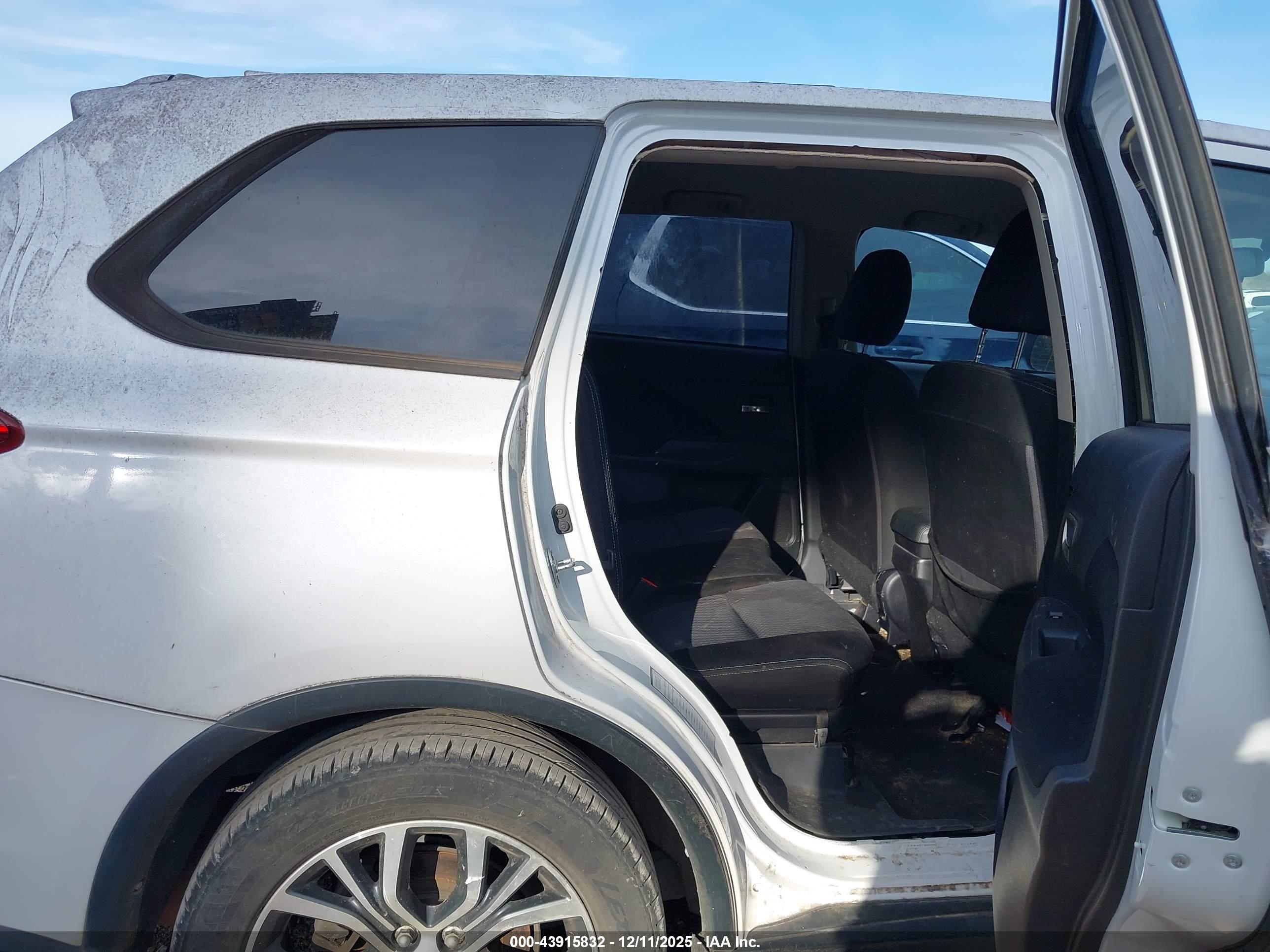 MITSUBISHI OUTLANDER image 8