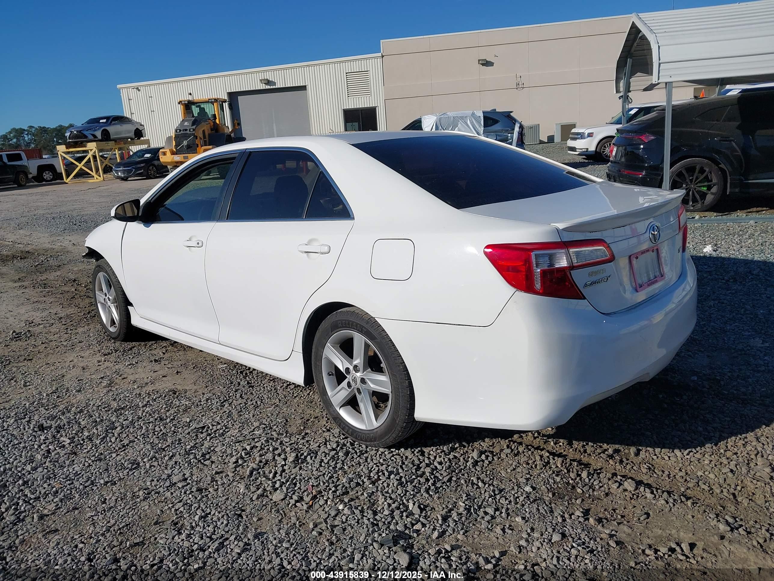 TOYOTA CAMRY image 3