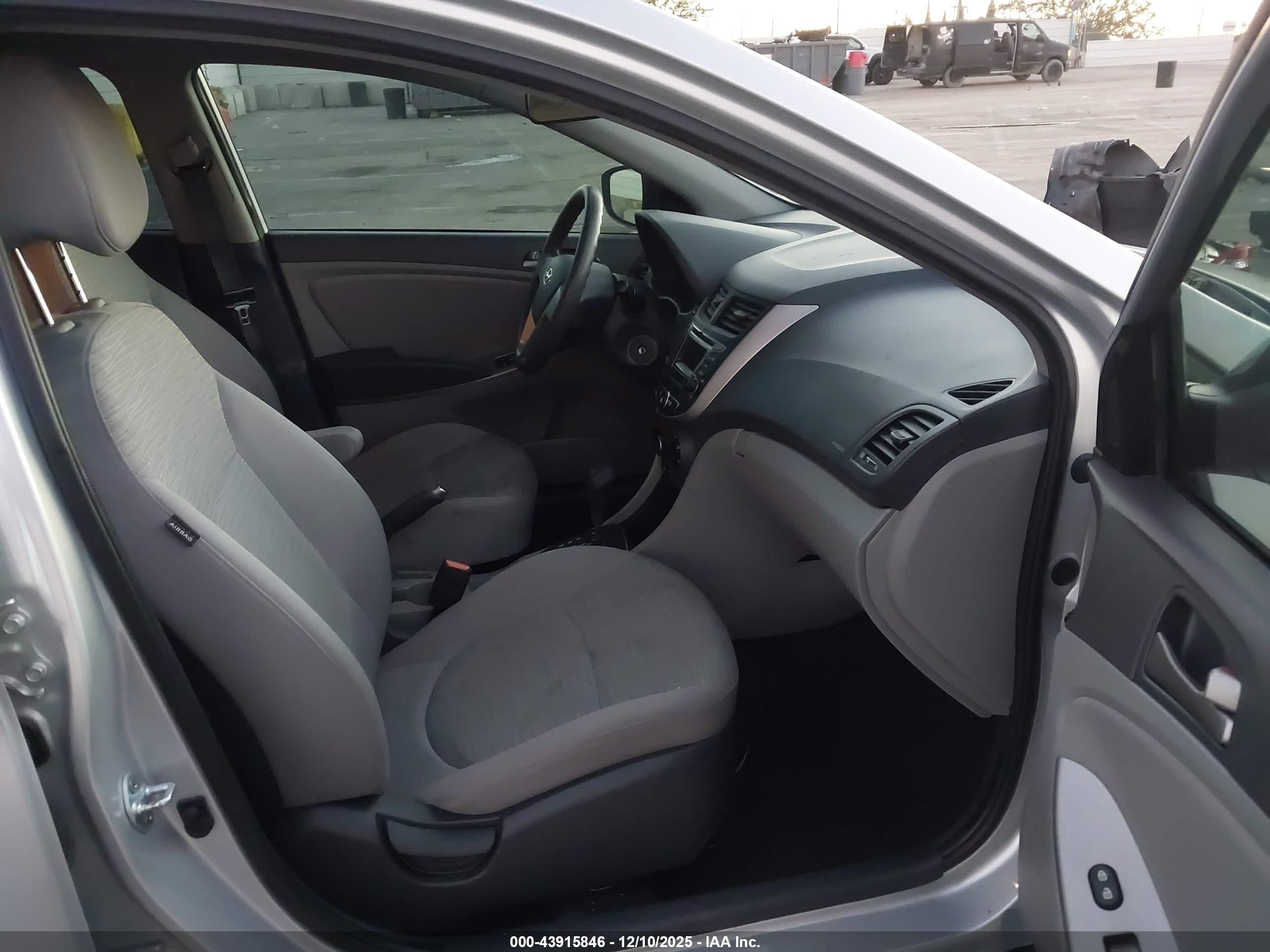 HYUNDAI ACCENT image 5