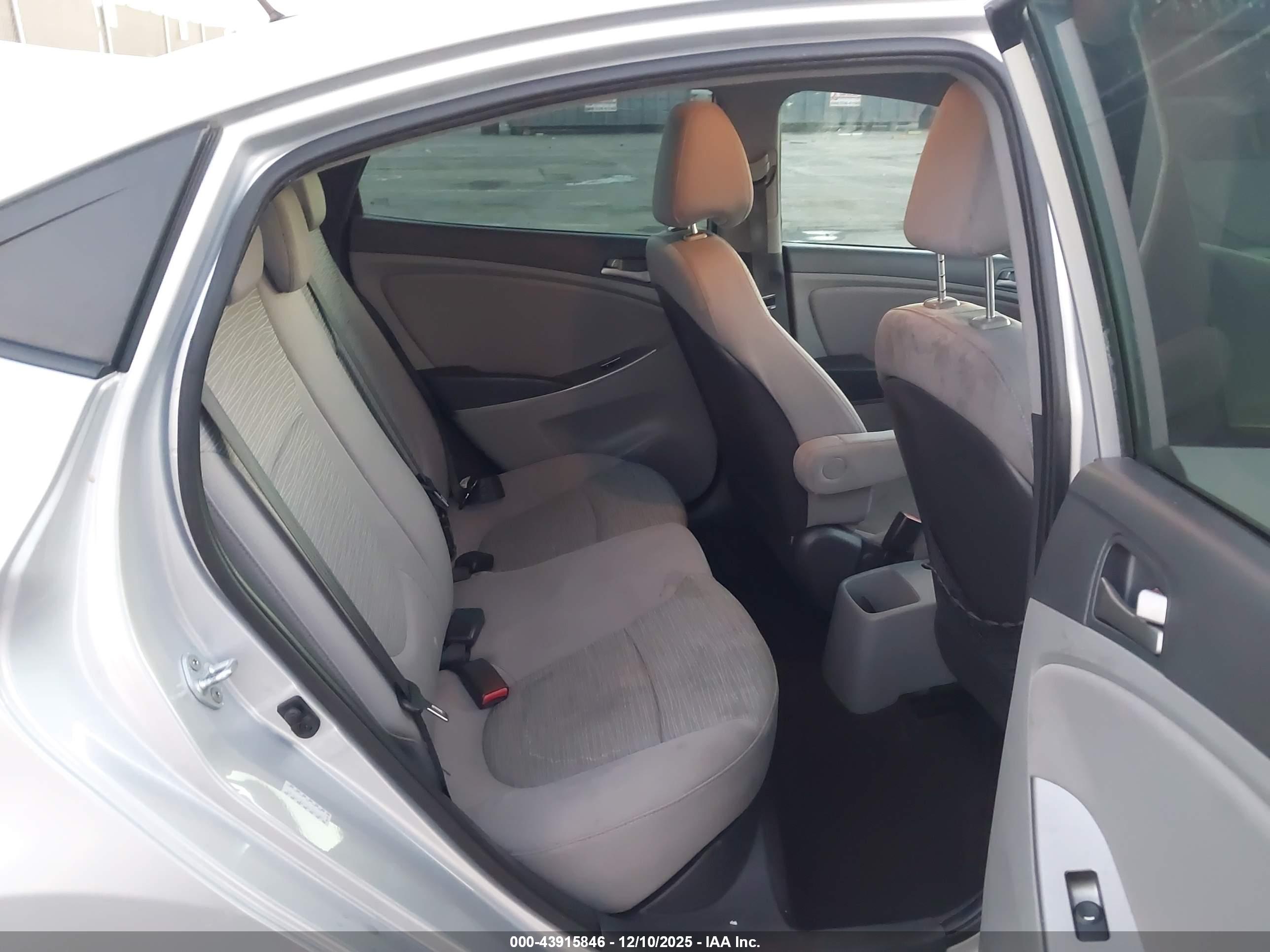 HYUNDAI ACCENT image 8