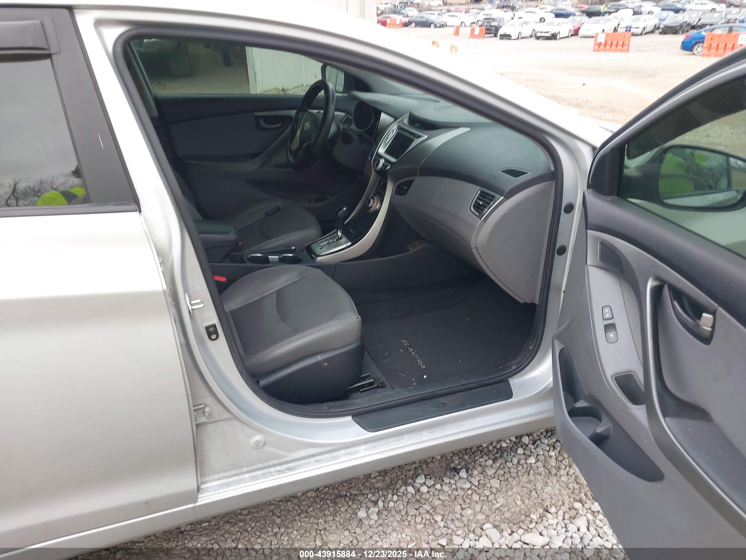 HYUNDAI ELANTRA image 5