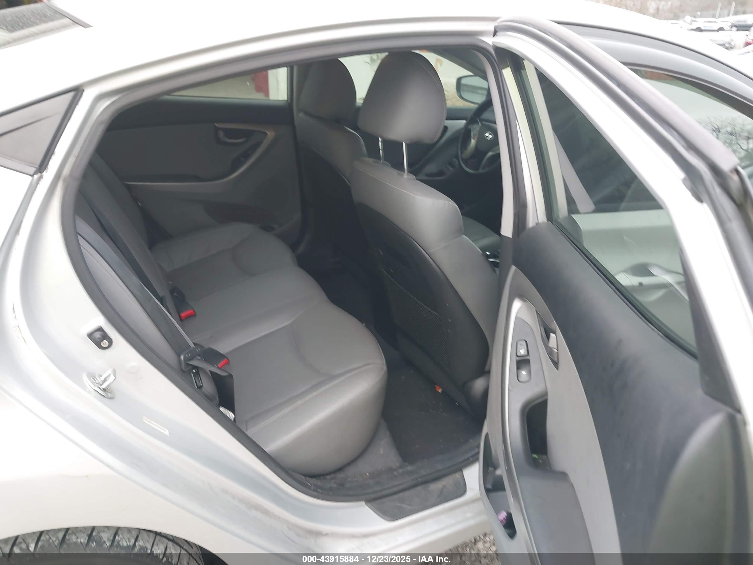 HYUNDAI ELANTRA image 8