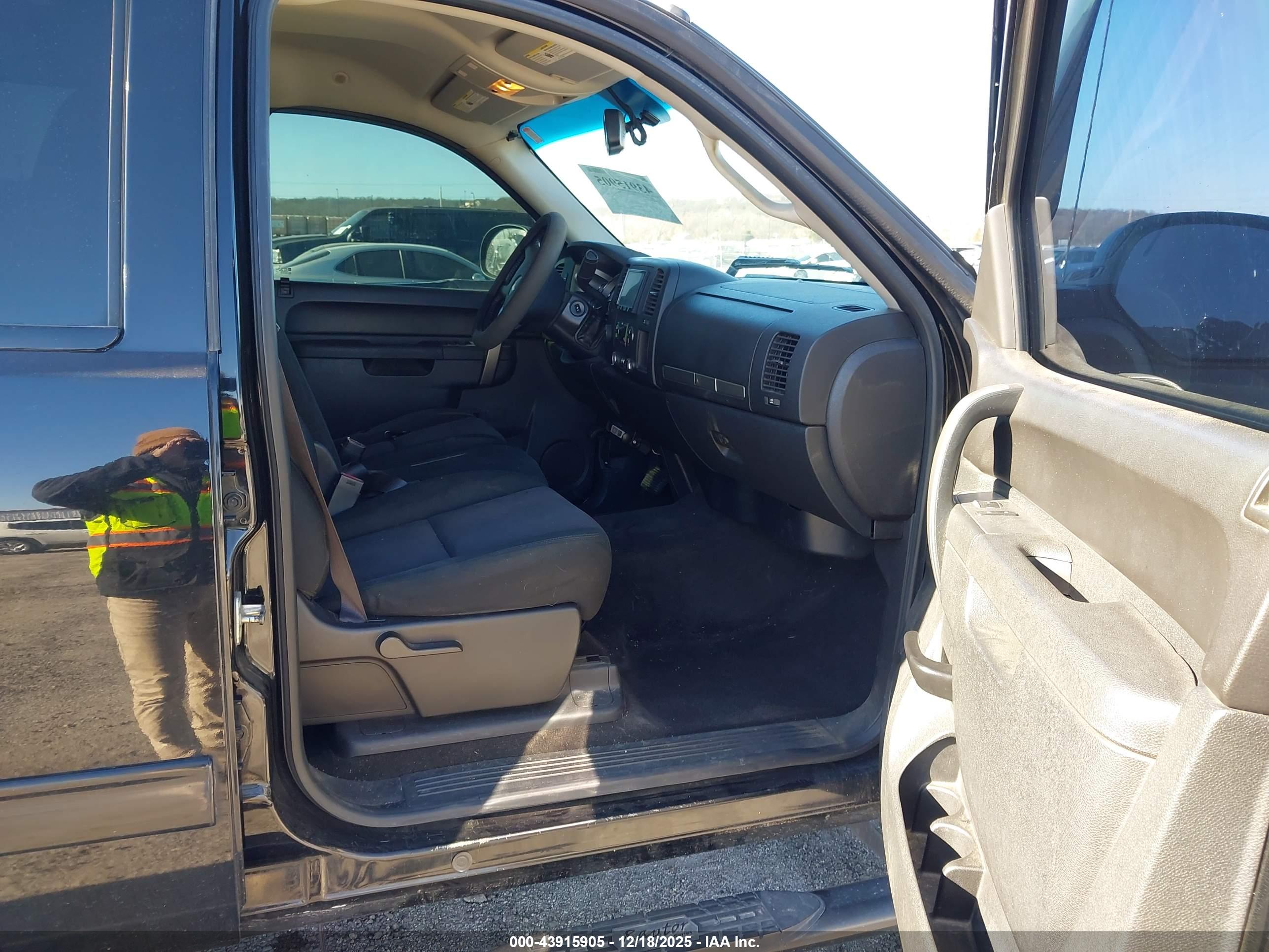 CHEVROLET SILVERADO image 5