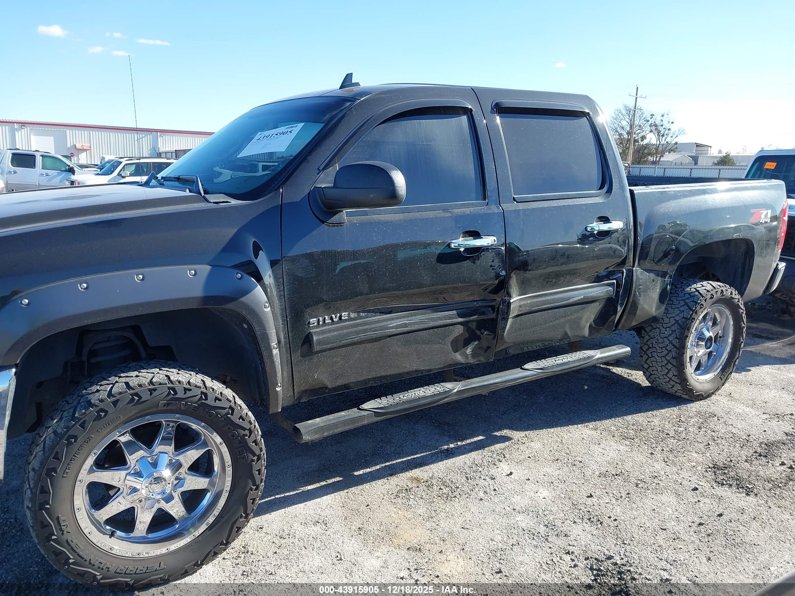 CHEVROLET SILVERADO image 6
