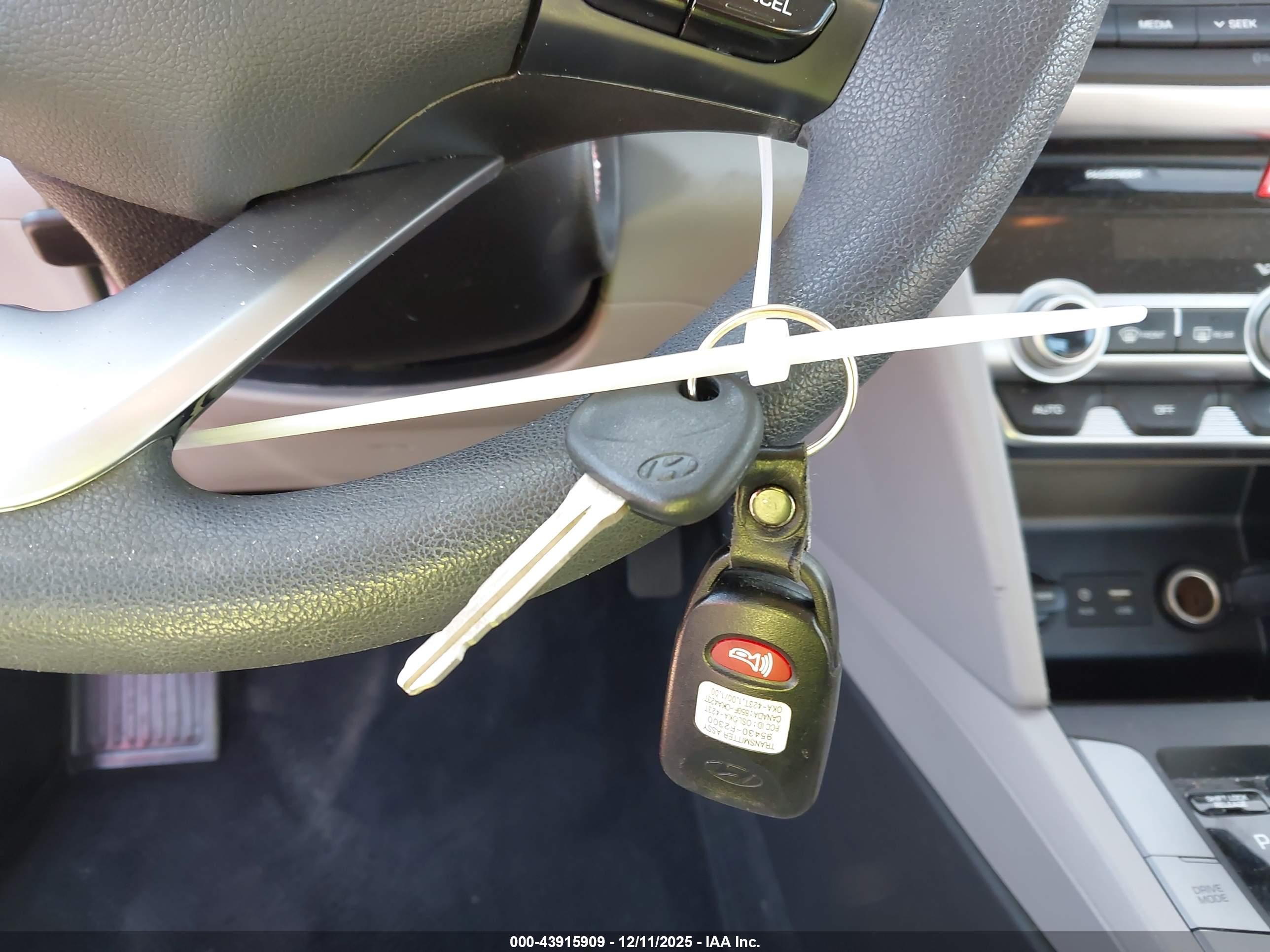 HYUNDAI ELANTRA image 11