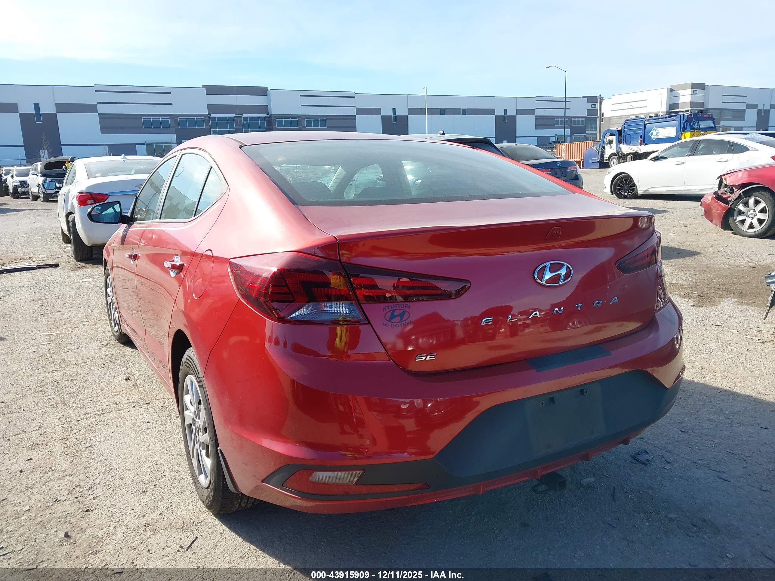 HYUNDAI ELANTRA image 3
