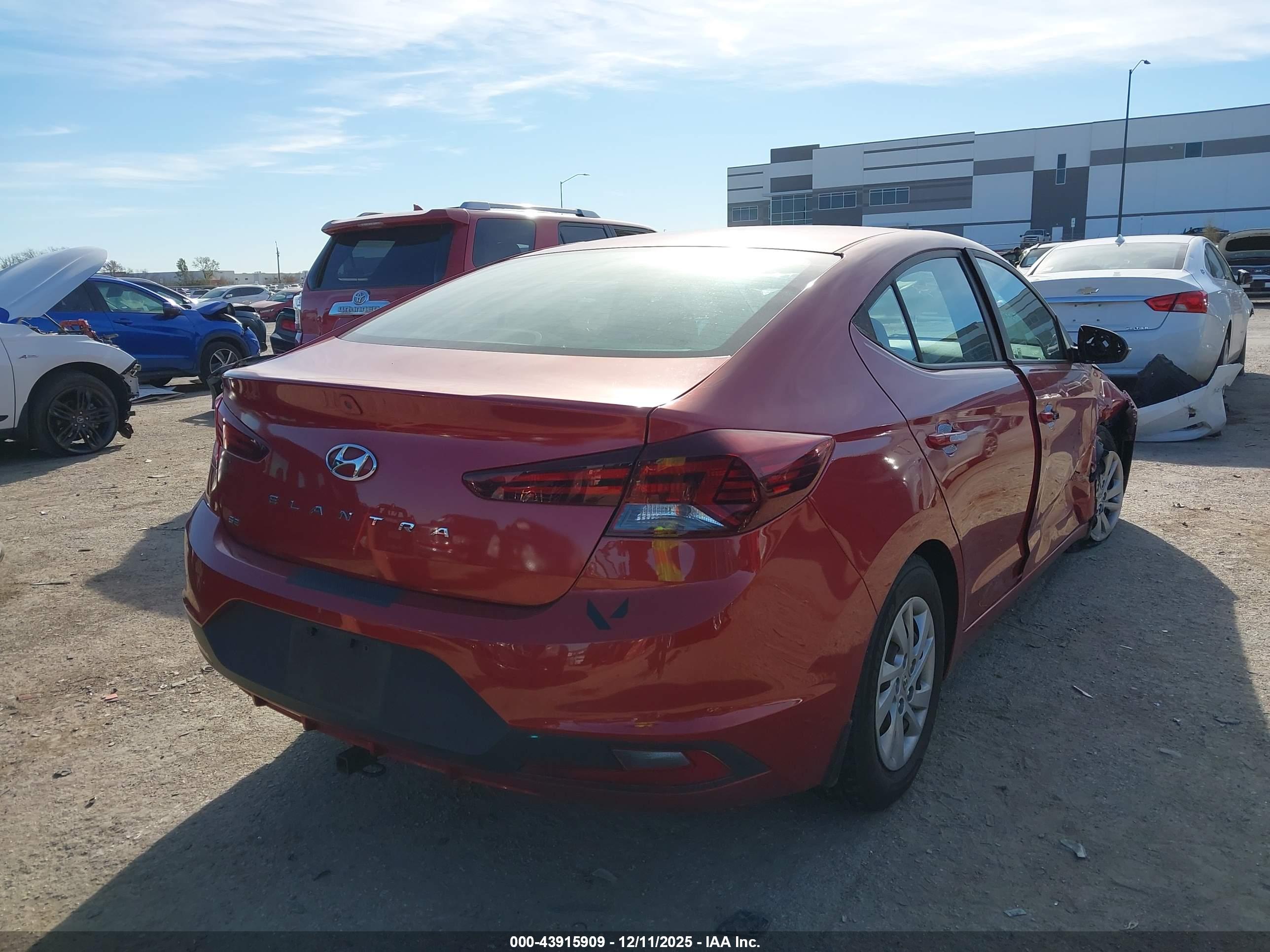 HYUNDAI ELANTRA image 4